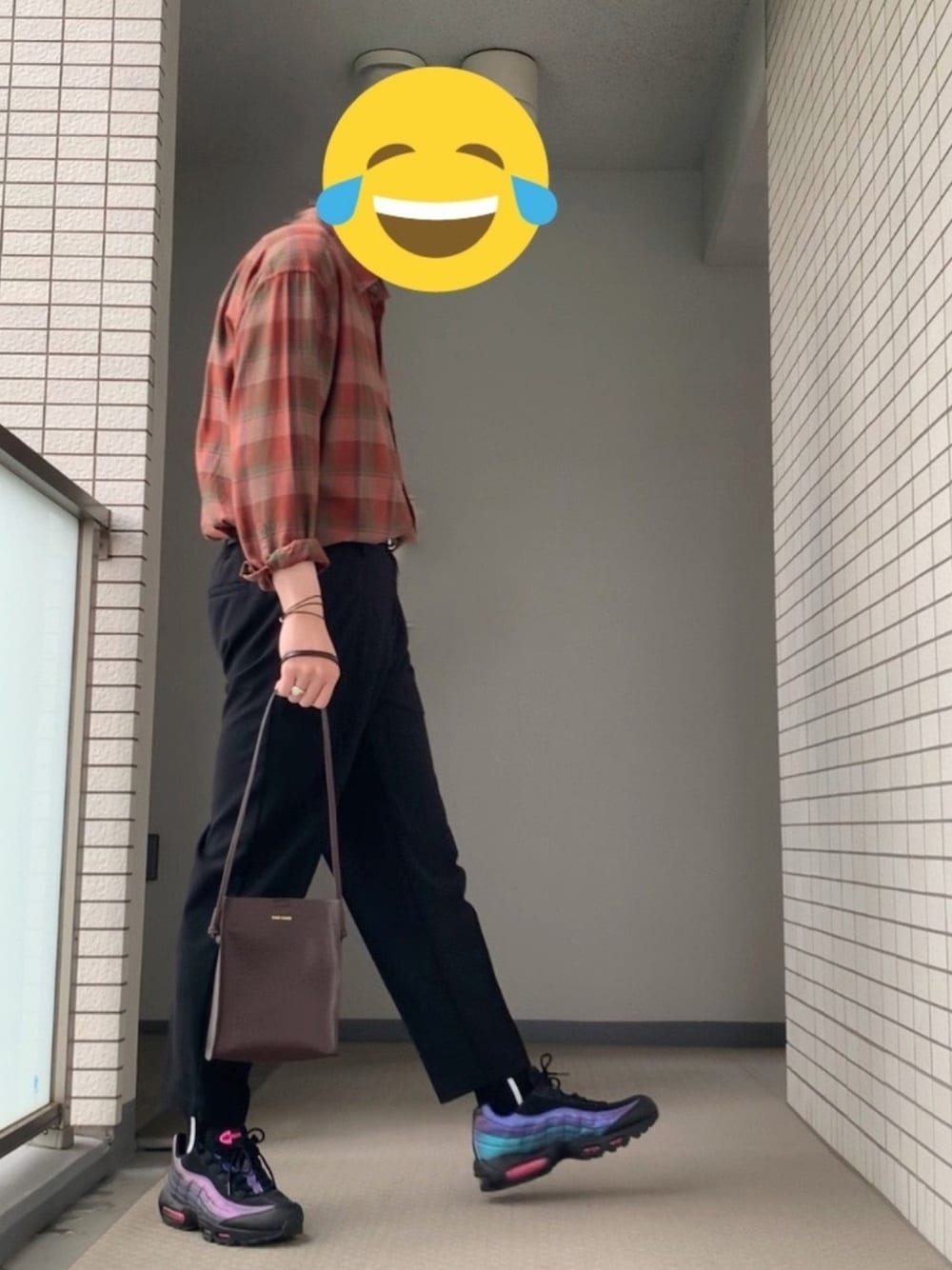 「スニーカーコーデ、タックイン、柄シャツ、エアマックス、ユニクロU、春夏コーデ、スラックス、スクエアバッグ、NIKE AIR MAX」｜「UNIQLOのアイテム（シャツ/ブラウス、レッド系）」を使った、tanakaさん（メンズ・180cm）の春コーディネートの1枚目の写真