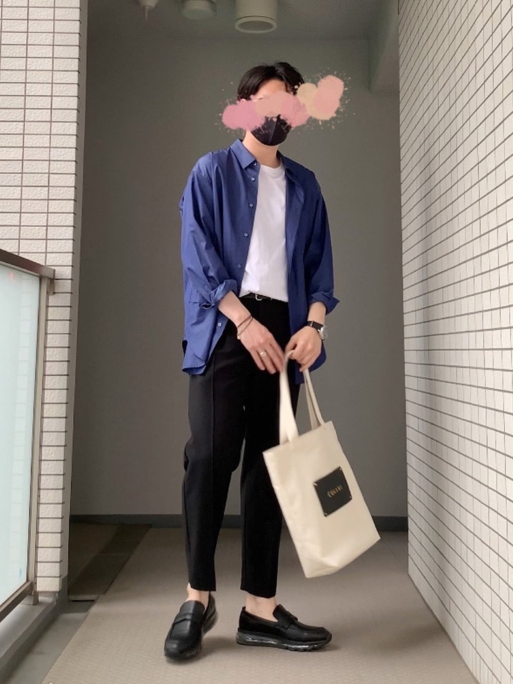 「30代、プチプラコーデ、シンプルコーデ、シャツコーデ、ハイウエスト、MB、タックイン、UNIQLO、トートバッグ、ローファー」｜「UNIQLOのアイテム（シャツ/ブラウス、ブルー系）」を使った、tanakaさん（メンズ・180cm）の夏コーディネートの1枚目の写真
