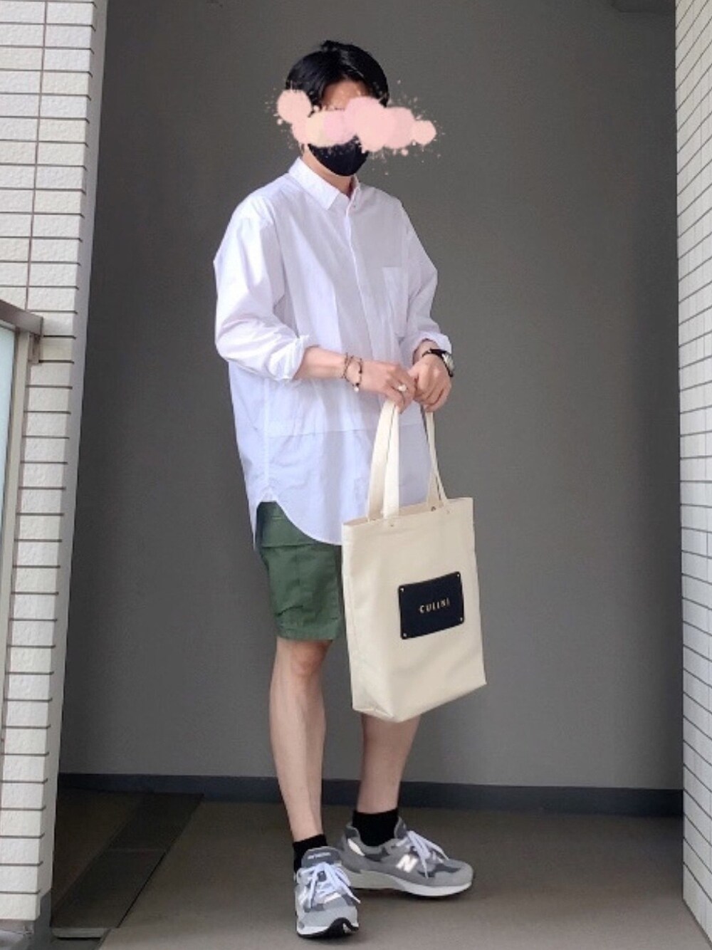 「30代、古着コーデ、古着好きな人と繋がりたい、白シャツ、ミリタリー、カーゴショーツ、カーゴパンツ、ショートパンツ、トートバッグ、ニューバランス」｜「UNIQLOのアイテム（シャツ/ブラウス、ホワイト系）」を使った、tanakaさん（メンズ・180cm）の春コーディネートの1枚目の写真