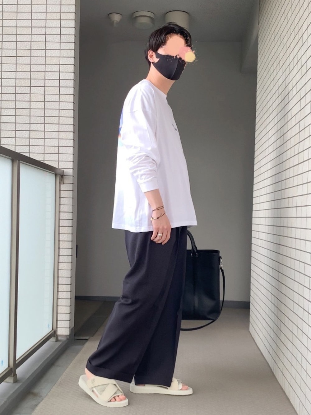 「ワイドパンツ、ワイドスラックス、スポーツサンダル、厚底サンダル、モノトーンコーデ、ゆるコーデ、リラックススタイル、オーバーサイズ、ロゴT、バックプリント」｜「SWANLAKE BEER × YOSHIROTTENのアイテム（Tシャツ/カットソー、ホワイト系）」を使った、tanakaさん（メンズ・180cm）の春コーディネートの1枚目の写真