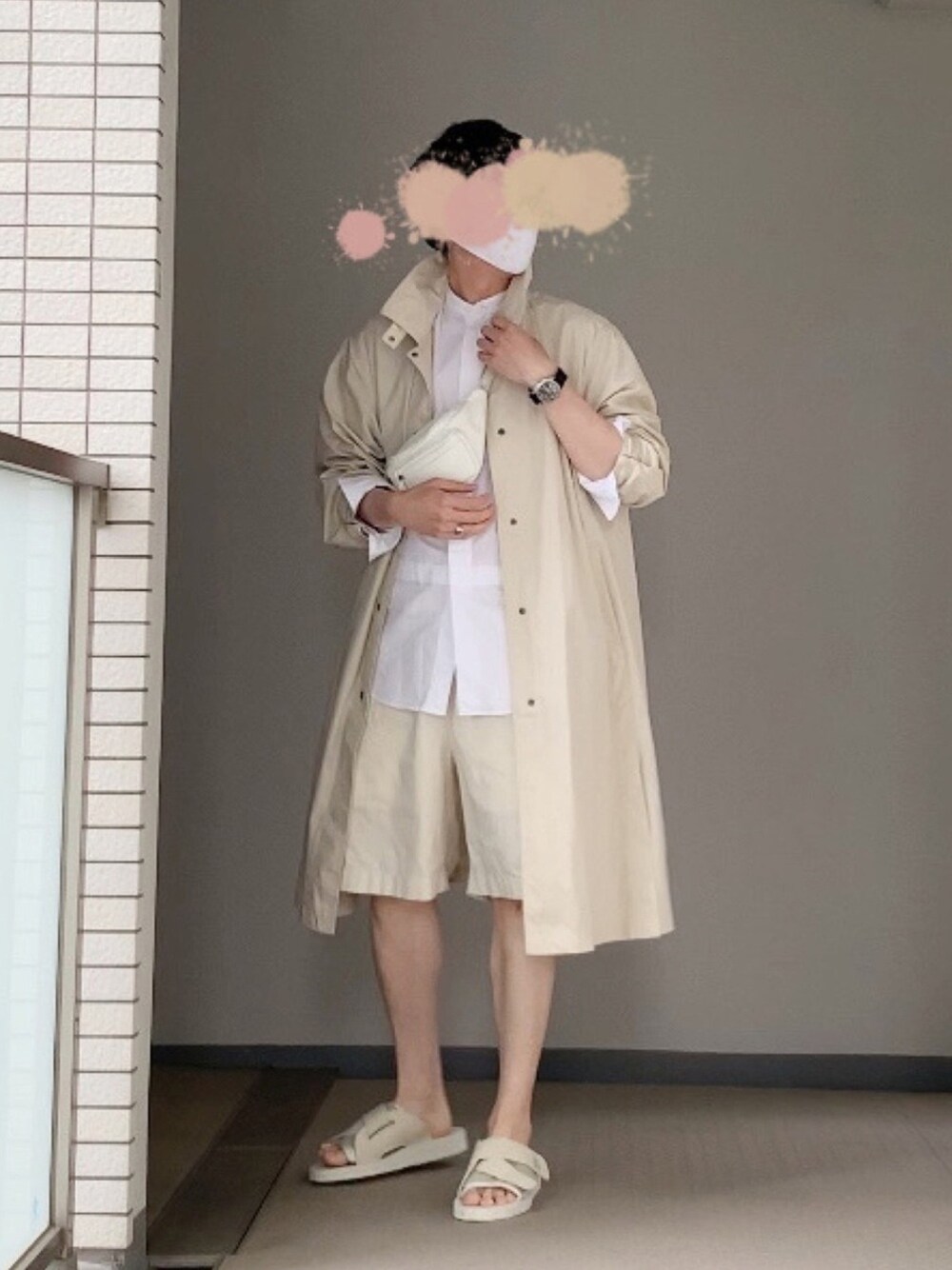 「雨の日コーデ、ホワイトコーデ、ワントーンコーデ、プチプラコーデ、UNIQLO、UNIQLO U、白パンツ、ショートパンツ、ハーフパンツ、スポーツサンダル」｜「UNIQLOのアイテム（ステンカラーコート、ベージュ系）」を使った、tanakaさん（メンズ・180cm）の夏コーディネートの1枚目の写真