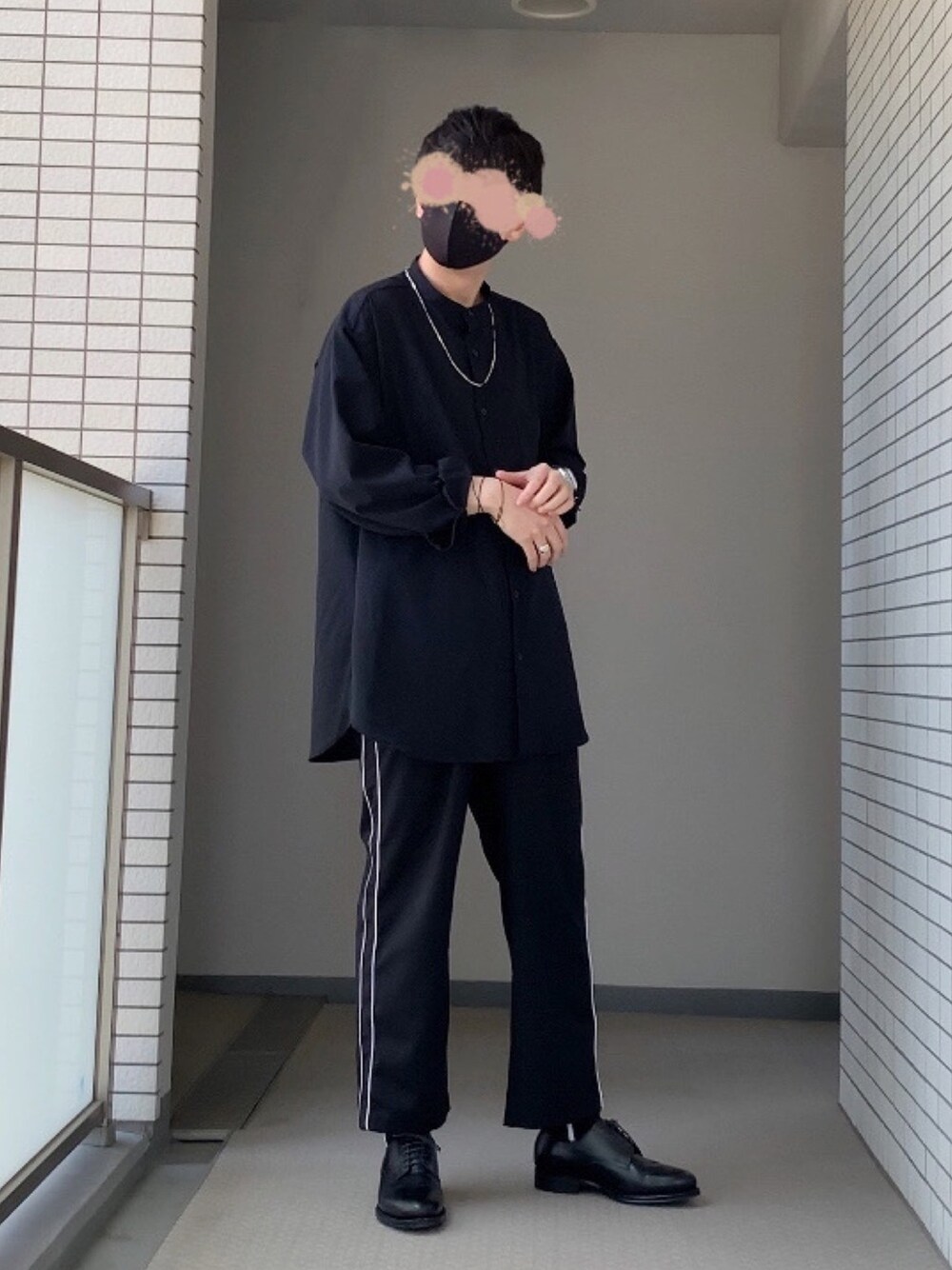 「30代、オールブラック、ブラックコーデ、ワントーンコーデ、韓国ファッション、プチプラ、プチプラコーデ、GU、GUコーデ、トラックパンツ」｜「ZARAのアイテム（ネックレス、シルバー系）」を使った、tanakaさん（メンズ・180cm）の夏コーディネートの1枚目の写真