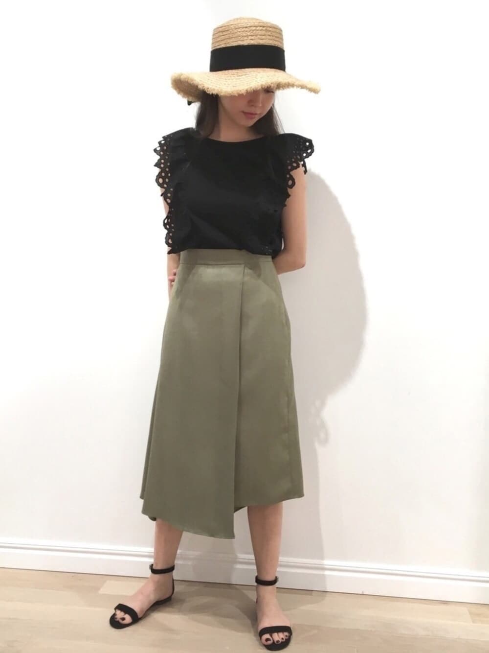 「ブラック、夏、Tシャツ、レース、カーキ、シンプルコーデ、膝丈スカート、夏コーデ、JILLSTUART、オトナカジュアル」｜「JILL STUARTのシンシアハット（ハット、ブラック系）」を使った、chieさん（レディース・160cm）の夏コーディネートの1枚目の写真
