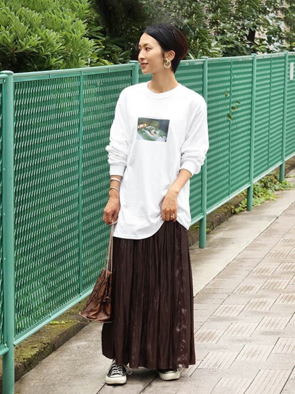 ホワイト系のTシャツ/カットソー、ブラウン系のスカート、ブラウン系のショルダーバッグを着用したレディースの夏コーディネートの1枚目の写真