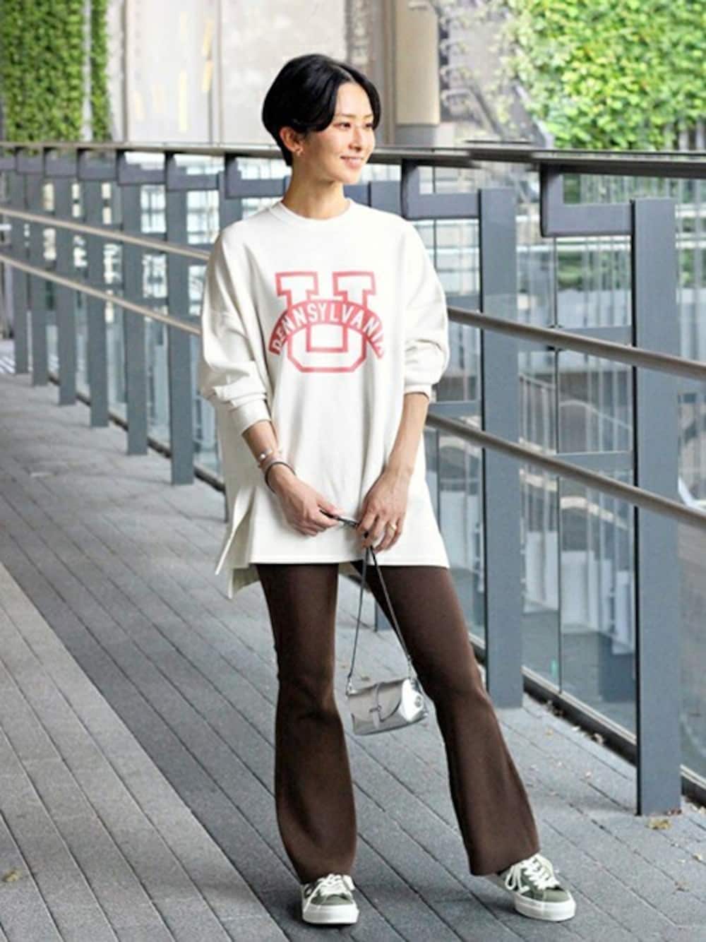 ベージュ系のスウェット、ブラウン系のその他パンツ、グリーン系のスニーカーを着用したレディースの秋コーディネートの1枚目の写真