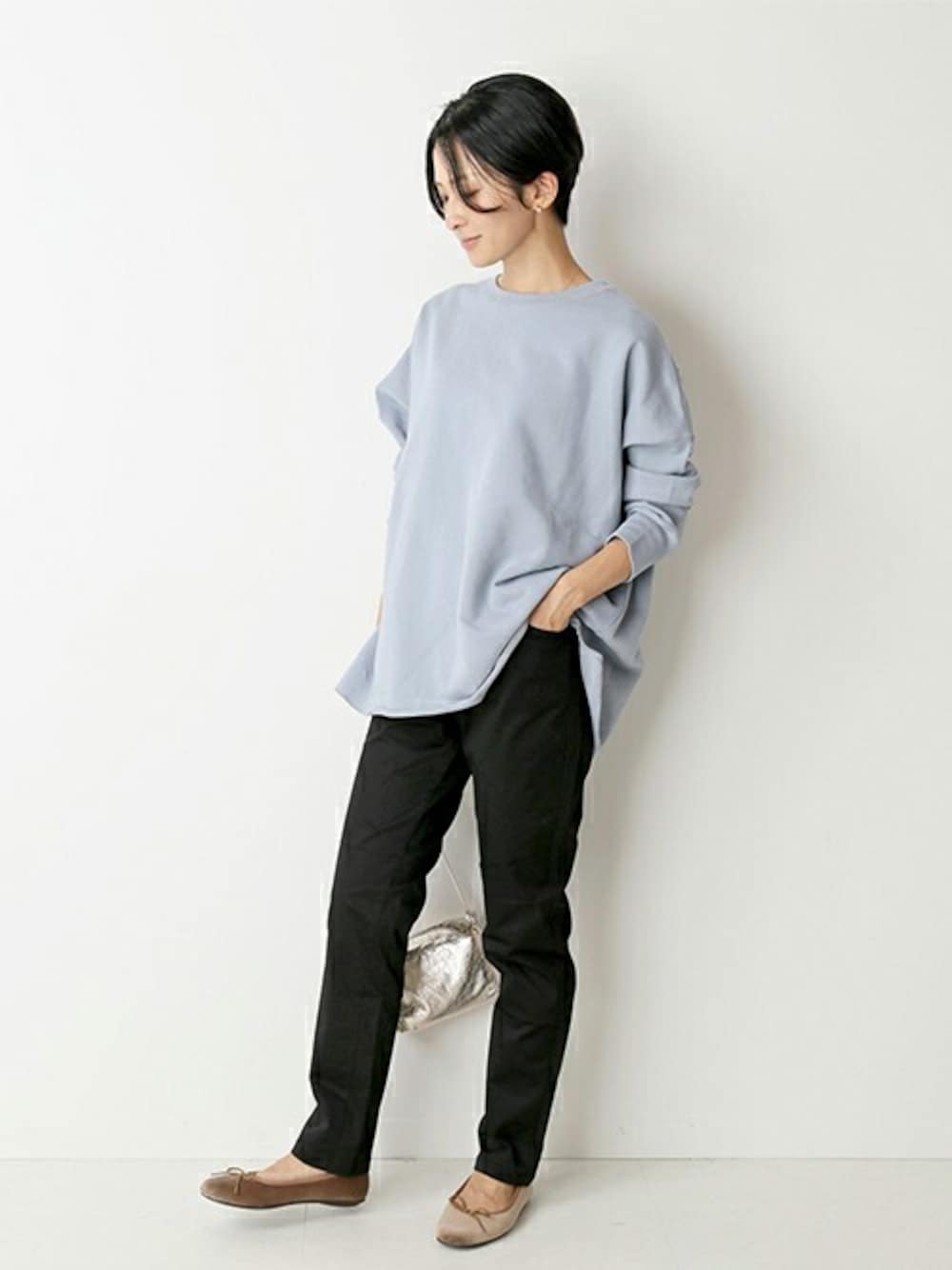 ブルー系のスウェット、ブラック系のその他パンツ、ベージュ系のバレエシューズを着用したレディースの秋コーディネートの1枚目の写真