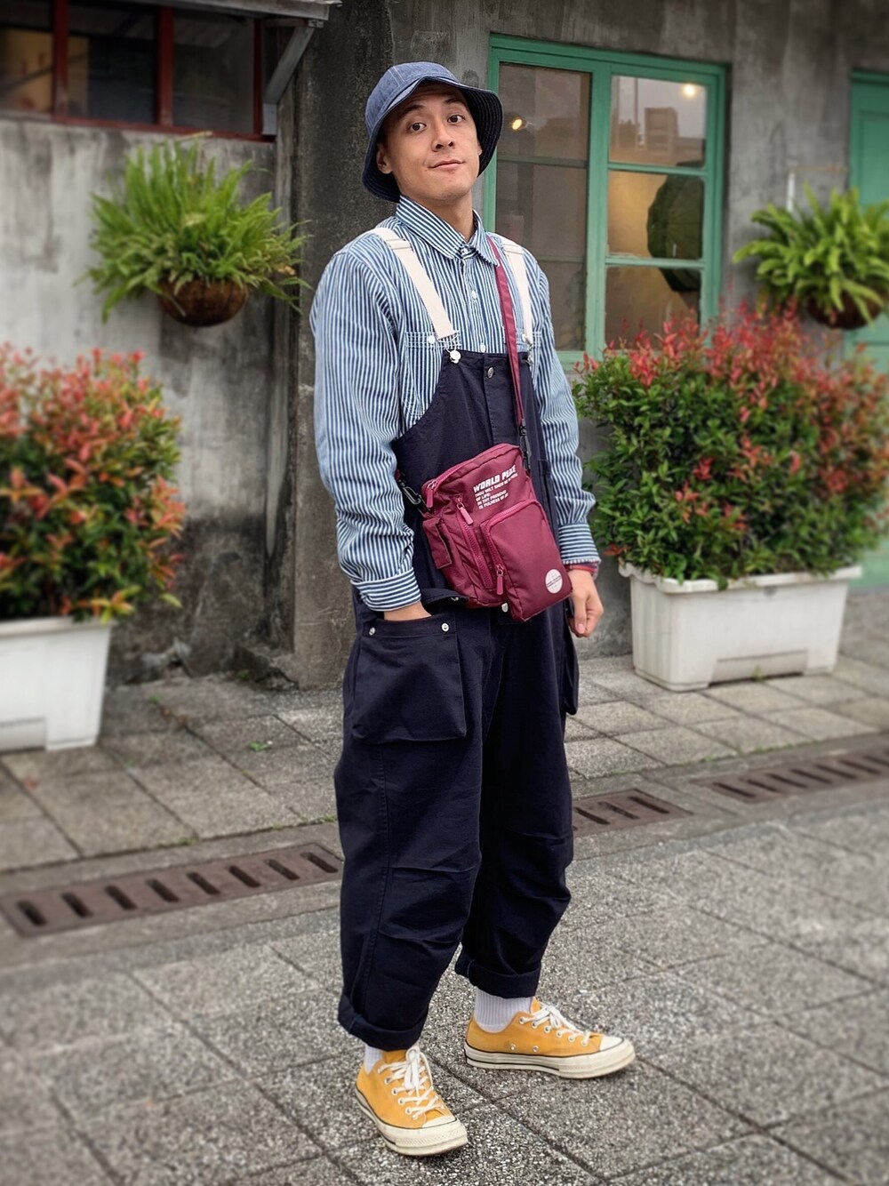 「ootd、converse、Need How、overall、秋のコーデ、秋コーデ、outfit、streetstyle、夏コーデ、夏」｜「Need Howのアイテム（シャツ/ブラウス、ブルー系）」を使った、鄭騰紘さん（メンズ・172cm）の夏コーディネートの1枚目の写真