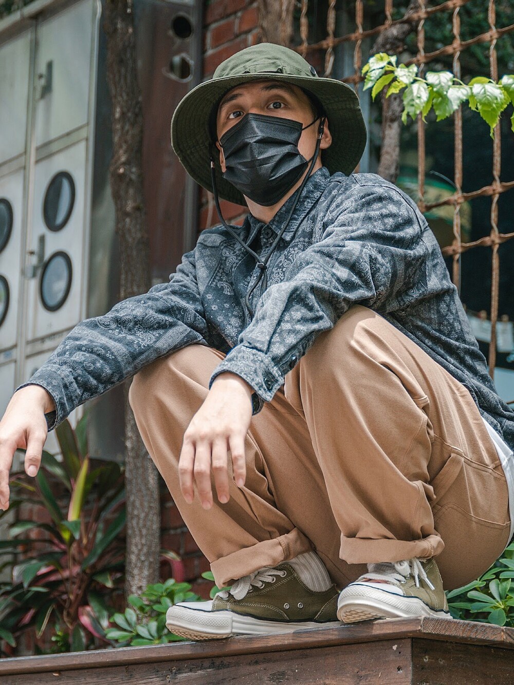 「ootd、街頭穿搭、outfit、vintage、Need How、秋のコーデ、秋コーデ、冬コーデ、冬、street」｜「Need Howのアイテム（キャップ、グリーン系）」を使った、鄭騰紘さん（メンズ・172cm）の秋コーディネートの1枚目の写真