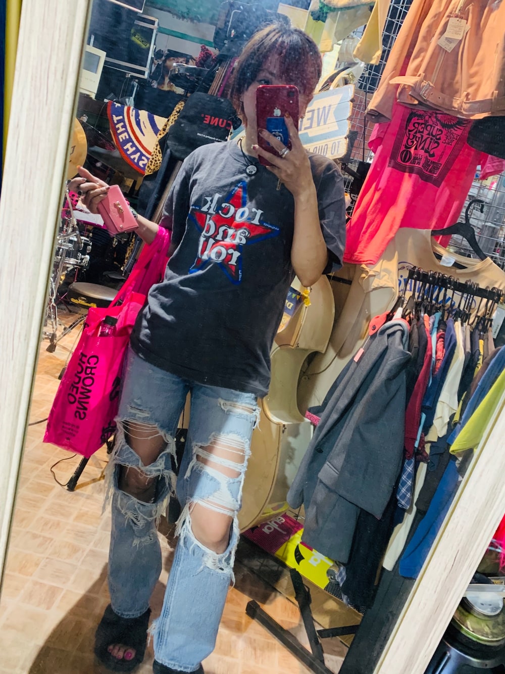 「夏だ！Tシャツ着よう！、bztシャツ、ライブTシャツ、LIVETシャツ、livegym、moussy、ダメージデニムパンツ、クラッシュデニム」｜「B'zのアイテム（Tシャツ/カットソー、グレー系）」を使った、Galulu Musicさん（レディース・150cm）の夏コーディネートの1枚目の写真