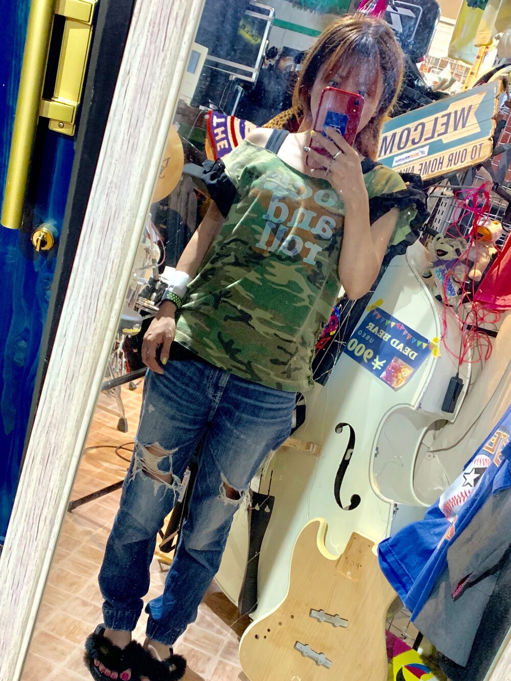 グリーン系のTシャツ/カットソー、ブルー系のデニムパンツ、ブラック系のサンダルを着用したレディースの夏コーディネートの1枚目の写真