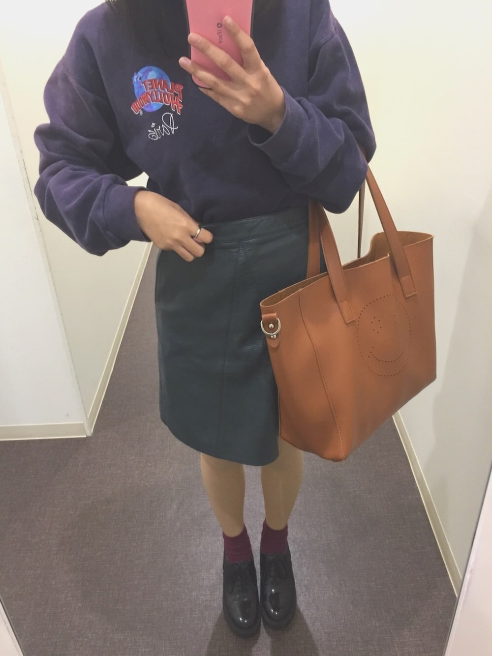 「スウエット、レザースカート、ミニスカート、緑スカート、Aラインスカート、古着、秋」｜「ZARAのアイテム（スカート、グリーン系）」を使った、87さん（レディース・150cm）の秋コーディネートの1枚目の写真