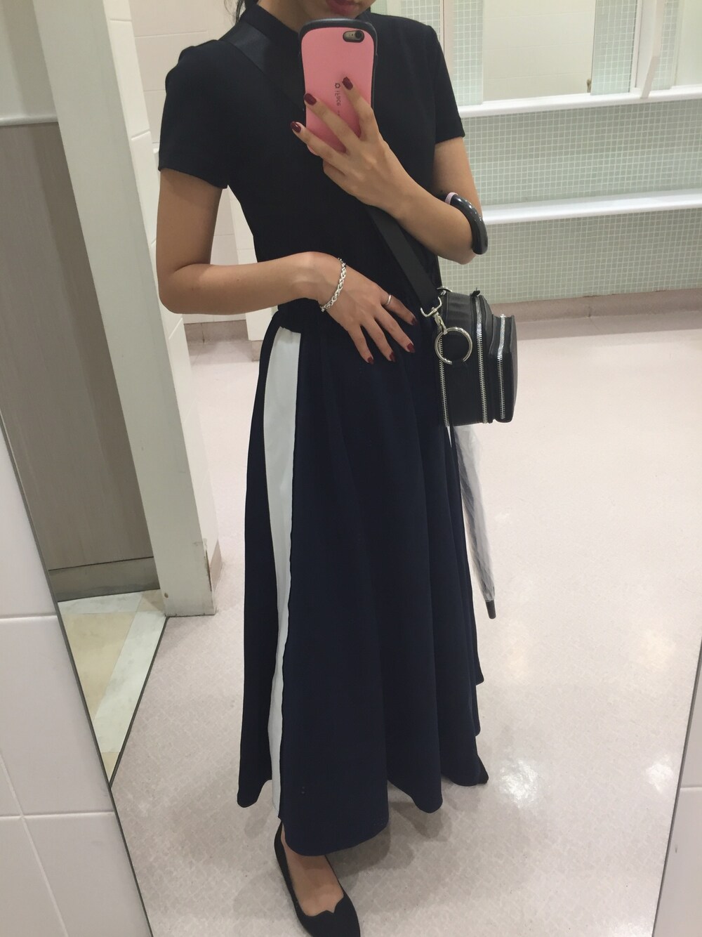 「大人カジュアル、ロングスカート、UNIQLO、ワントーンコーデ、黒、シンプル、秋、プチプラ、雨、ラクチンコーデ」｜「Candy StripperのJERSEY LONG スカート（スカート、ブルー系）」を使った、87さん（レディース・150cm）の秋コーディネートの1枚目の写真