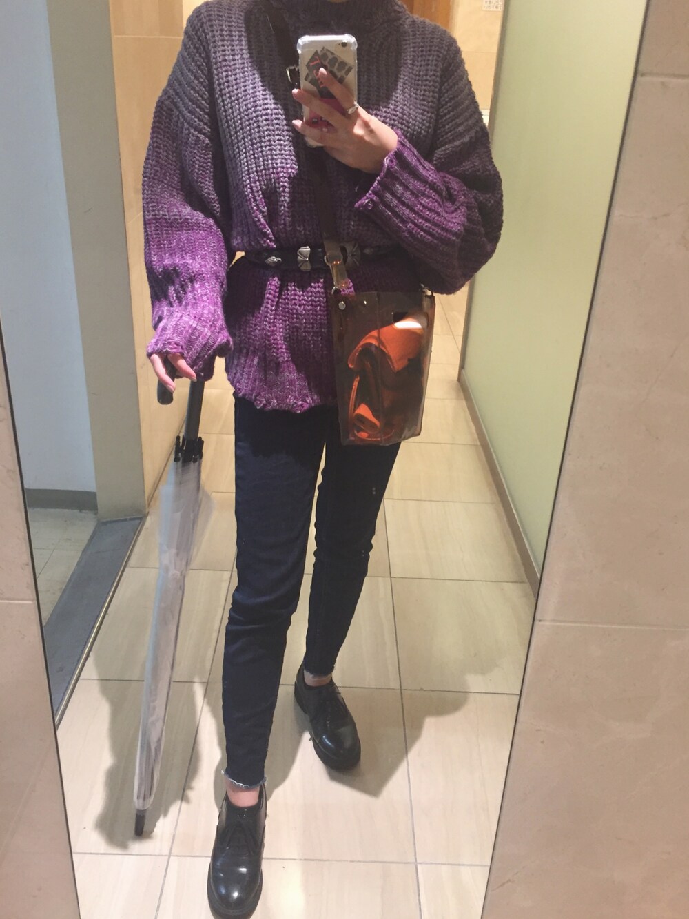 「ニット、秋冬、スキニー、オーバーサイズ、デニム、紫、ウエストマーク、冬コーデ、クリアバッグ、ZARA」｜「nanananaのアイテム（ショルダーバッグ、ブラウン系）」を使った、87さん（レディース・150cm）の秋コーディネートの1枚目の写真