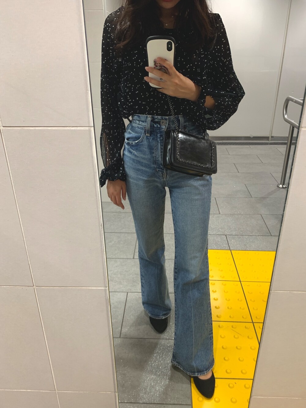 「デニム、秋、シンプル、パンツスタイル、低身長、ZARA、moussy、黒、ハイウエスト、ドット」｜「MOUSSYのMVS FLARE(L)（デニムパンツ、ブルー系）」を使った、87さん（レディース・150cm）の秋コーディネートの1枚目の写真