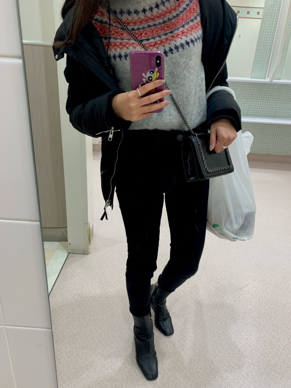 「プチプラ、ブラックコーデ、パンツスタイル、低身長、まだまだ寒い、ニット、ZARA」｜「Bershkaのアイテム（ダウンジャケット/コート、ブラック系）」を使った、87さん（レディース・150cm）の春コーディネートの1枚目の写真