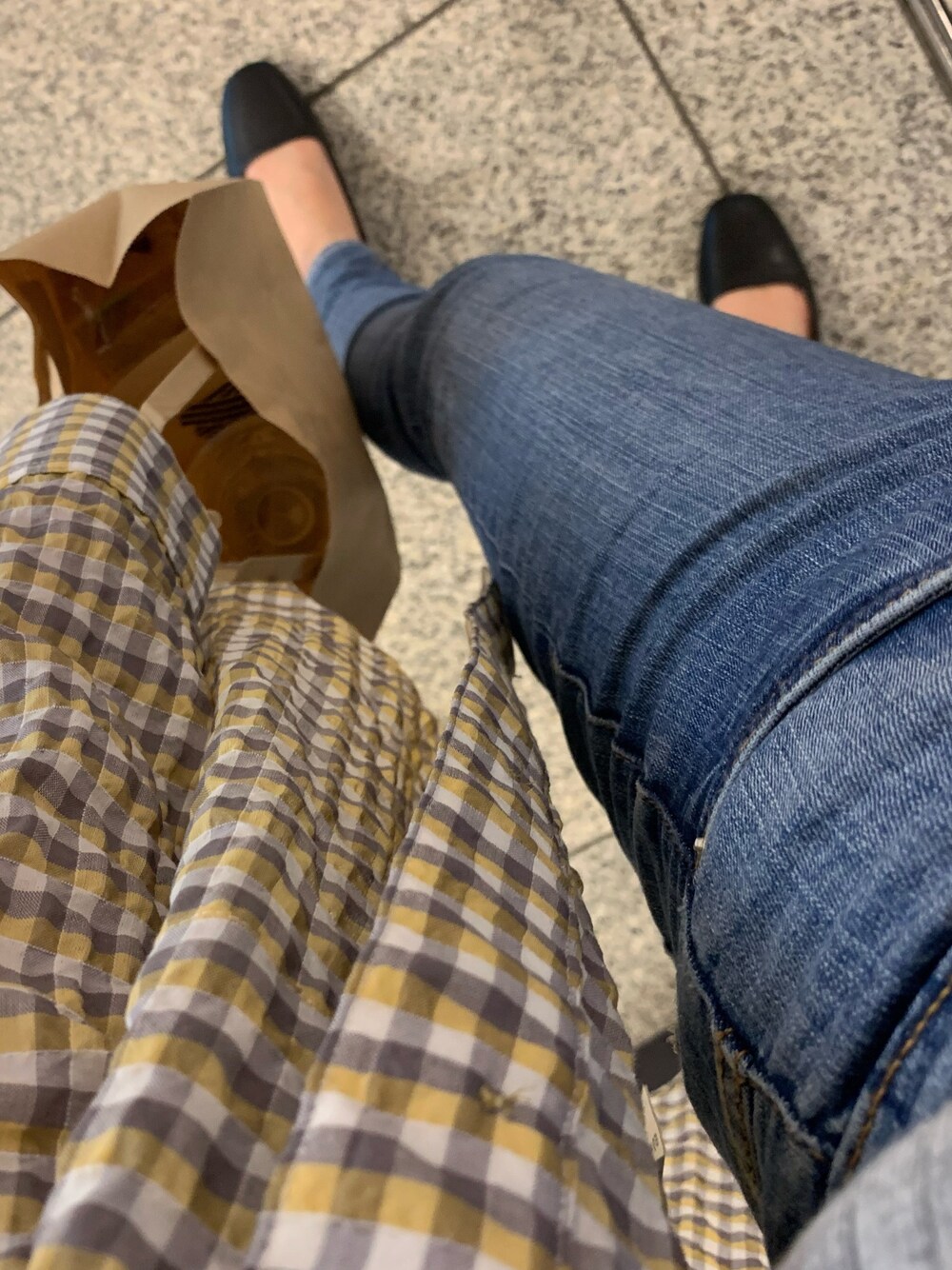 「シンプル、デニムパンツ、ZARA、チェツクシャツ、黄色、パンツスタイル、パンプス、春」｜「ZARAのアイテム（デニムパンツ、ブルー系）」を使った、87さん（レディース・150cm）の夏コーディネートの1枚目の写真
