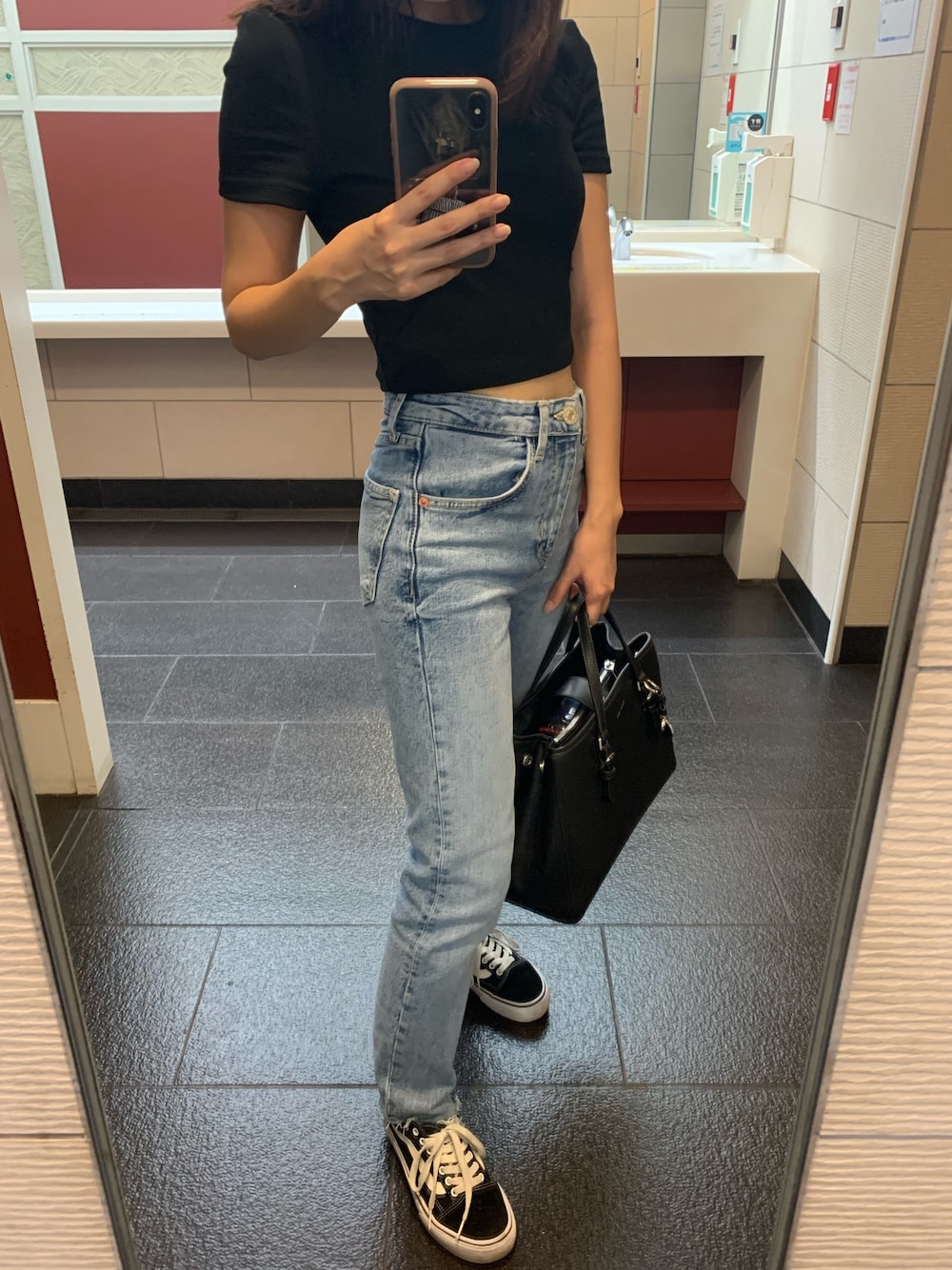 「低身長、カジュアル、ラフスタイル、Tシャツ、デニム、プチプラ、ZARA、黒、シンプル、ハイウエスト」｜「ZARAのアイテム（デニムパンツ、ブルー系）」を使った、87さん（レディース・150cm）の夏コーディネートの1枚目の写真