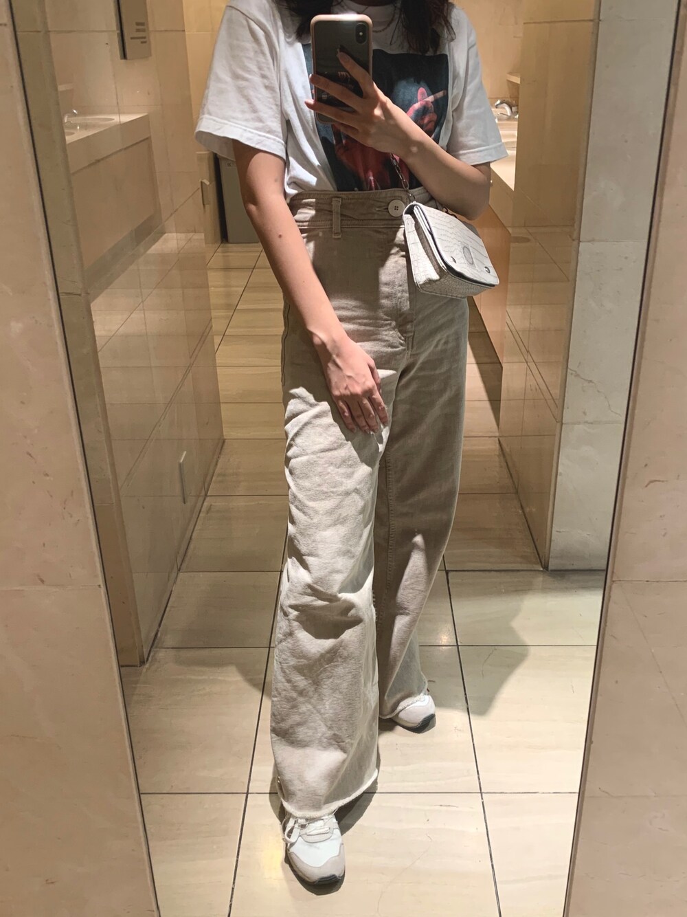 「Tシャツ、ワントーンコーデ、ホワイト、古着、ZARA、スニーカー、シンプル、カジュアル、夏、低身長」｜「ZARAのアイテム（パンツ、ベージュ系）」を使った、87さん（レディース・150cm）の夏コーディネートの1枚目の写真