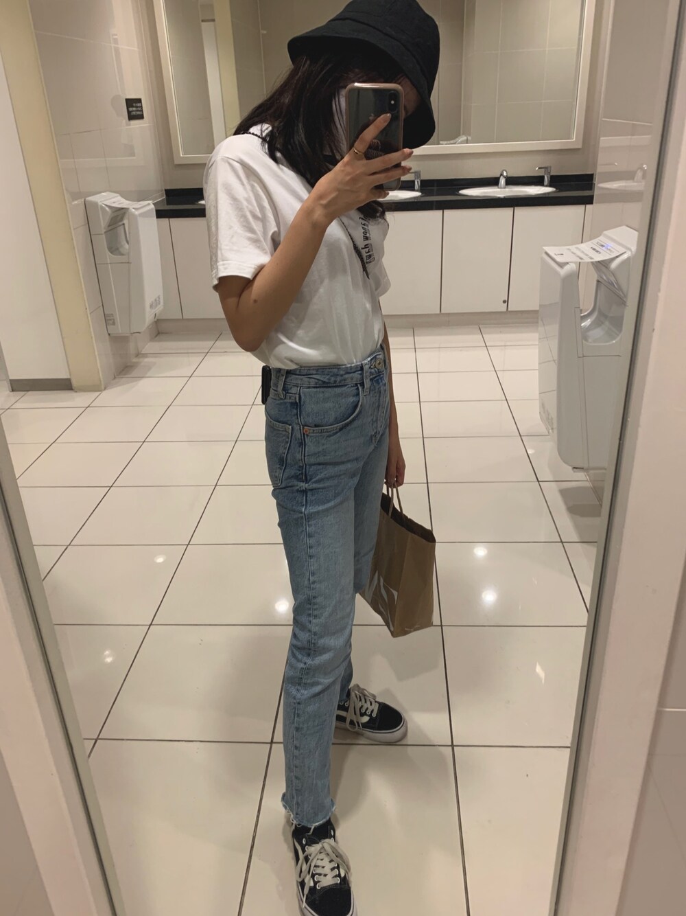 「夏コーデ、シンプル、プチプラ、ZARA、PERVERZE、白Tシャツ、低身長コーデ、デニム、スニーカー、バケットハット」｜「ZARAのアイテム（デニムパンツ、ブルー系）」を使った、87さん（レディース・150cm）の夏コーディネートの1枚目の写真