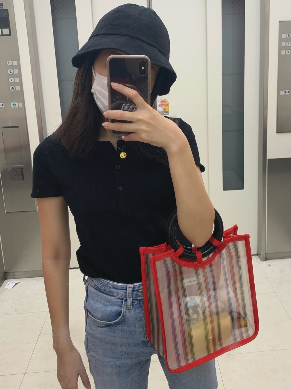 「シンプル、低身長、デニム、夏、ZARA、バケットハット、モノトーン、クリアバッグ、スニーカーコーデ、韓国ファッション」｜「ZARAのアイテム（Tシャツ/カットソー、ブラック系）」を使った、87さん（レディース・150cm）の秋コーディネートの1枚目の写真