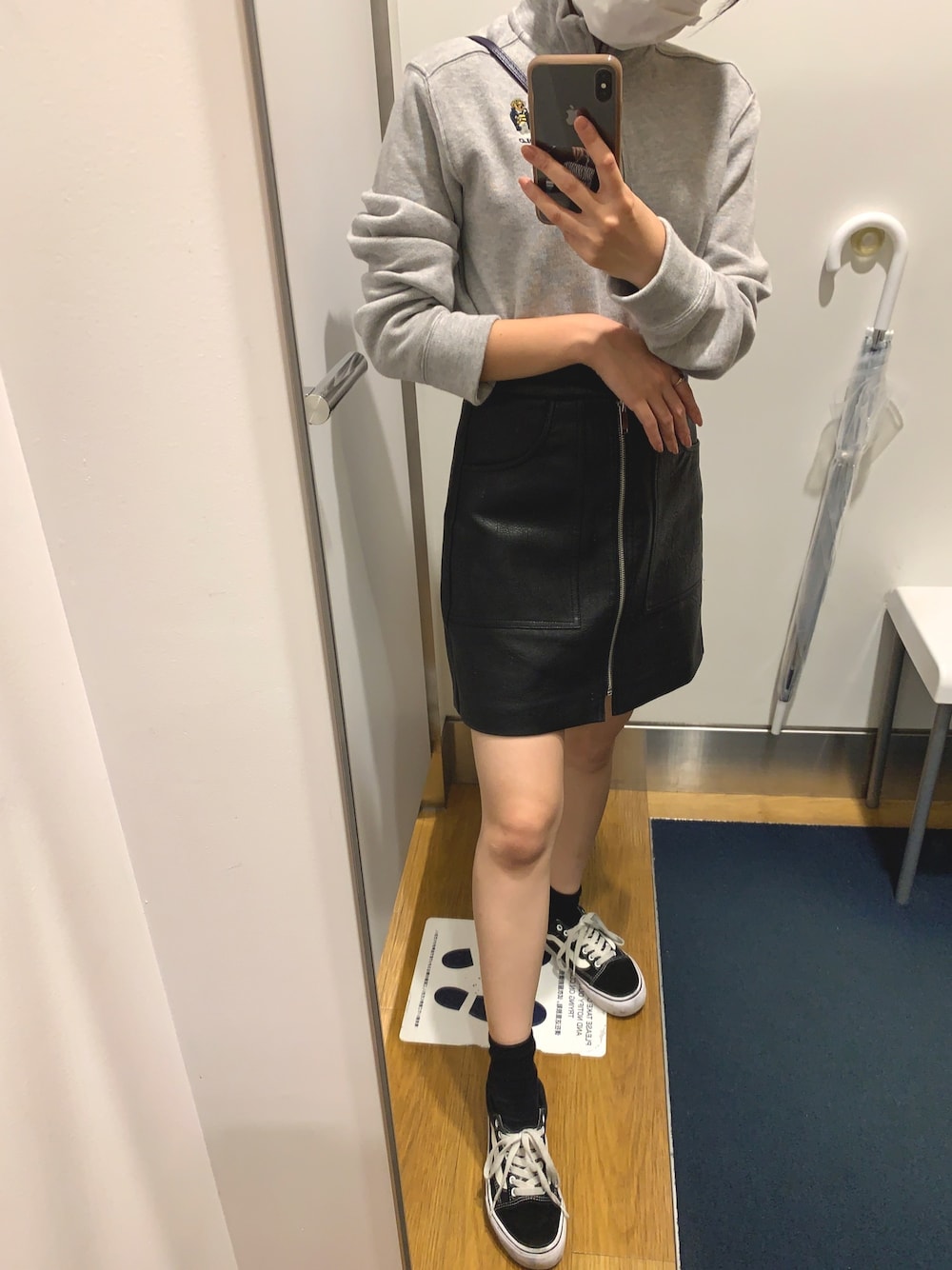 「秋のマイ旬スタイル、ootd、低身長コーデ、レザー、モノトーン、スウェット、シンプル、スニーカー、150cmコーデ、雨の日コーデ」｜「stradivariusのアイテム（スカート、ブラック系）」を使った、87さん（レディース・150cm）の秋コーディネートの1枚目の写真