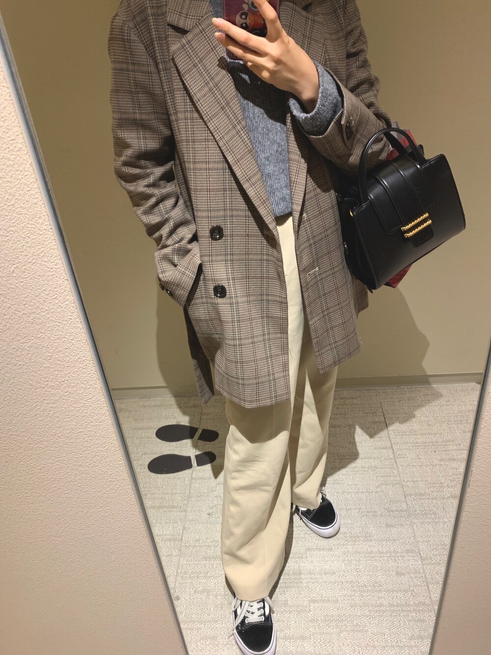 「ジャケット、低身長コーデ、冬コーデ、ニット、スニーカー、ZARA、UNIQLO、シンプル、150cmコーデ、フレアパンツ」｜「Ray BEAMSのRay BEAMS / チェック ベルテッド 4ボタン ダブル ジャケット（その他アウター、グリーン系）」を使った、87さん（レディース・150cm）の秋コーディネートの1枚目の写真