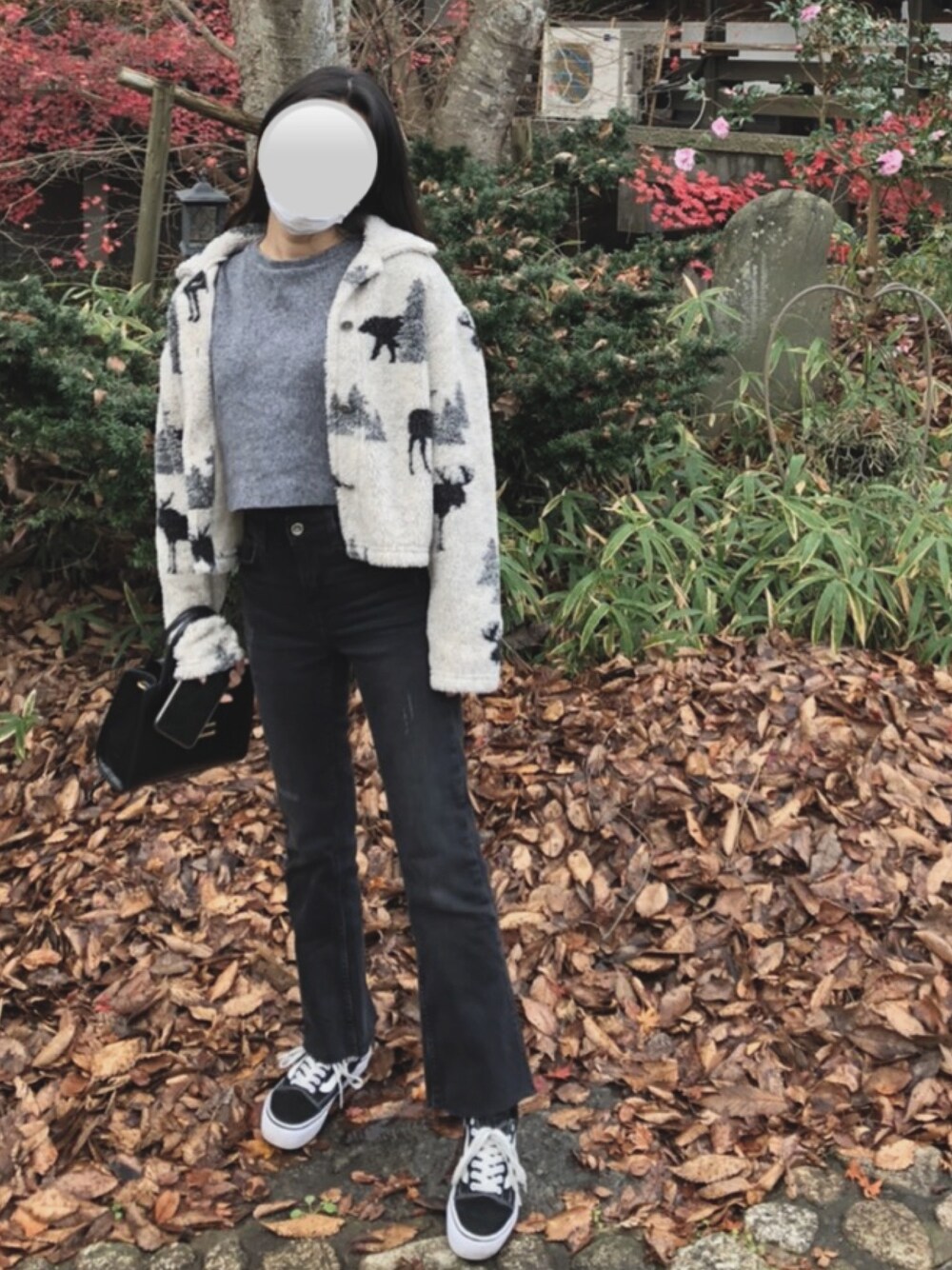 「ZARA、スニーカー、カジュアル、ボアジャケット、冬、ボア、デニム、モノトーン、パンツスタイル、150cmコーデ」｜「ZARAのアイテム（ニット/セーター、グレー系）」を使った、87さん（レディース・150cm）の秋コーディネートの1枚目の写真