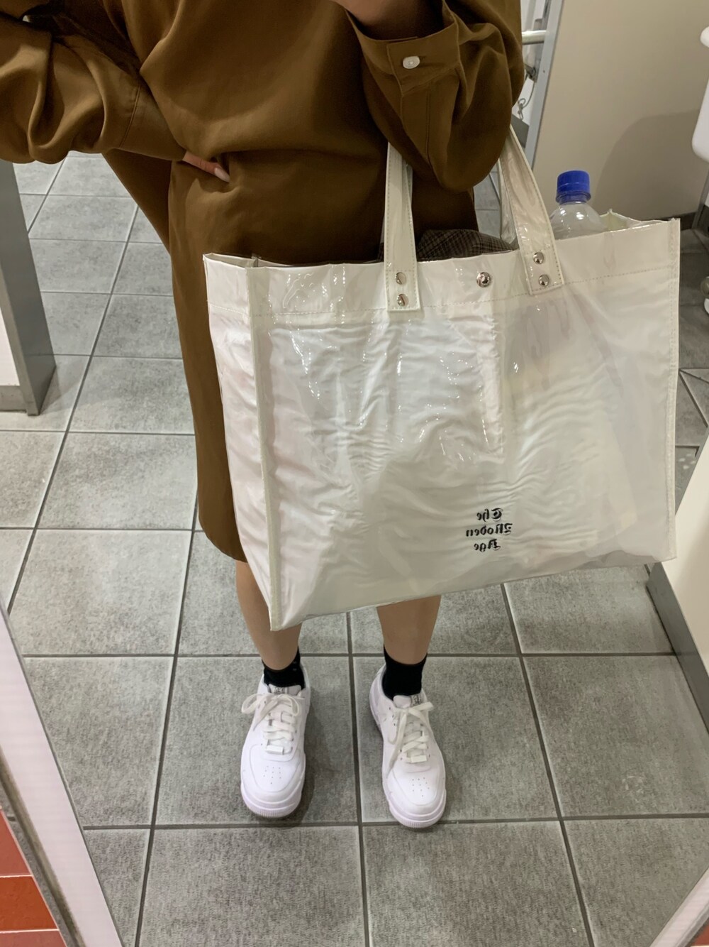 「旅行、EDT、ラクチンコーデ、ワンピース、NIKE、スニーカー、春コーデ、シンプル、白、150cmコーデ」｜「EDTの【EDT/イーディーティー】ED_PVCTOTEBAG＿21SS/PVCトート（トートバッグ、ホワイト系）」を使った、87さん（レディース・150cm）の春コーディネートの1枚目の写真