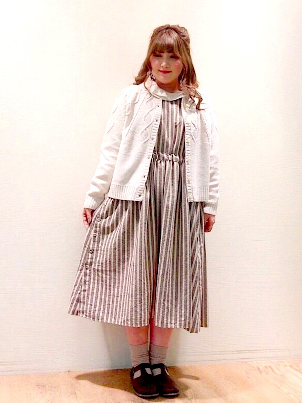 ホワイト系のワンピース、ホワイト系のニット/セーター、ホワイト系のシャツ/ブラウスを着用したレディースの秋コーディネートの1枚目の写真