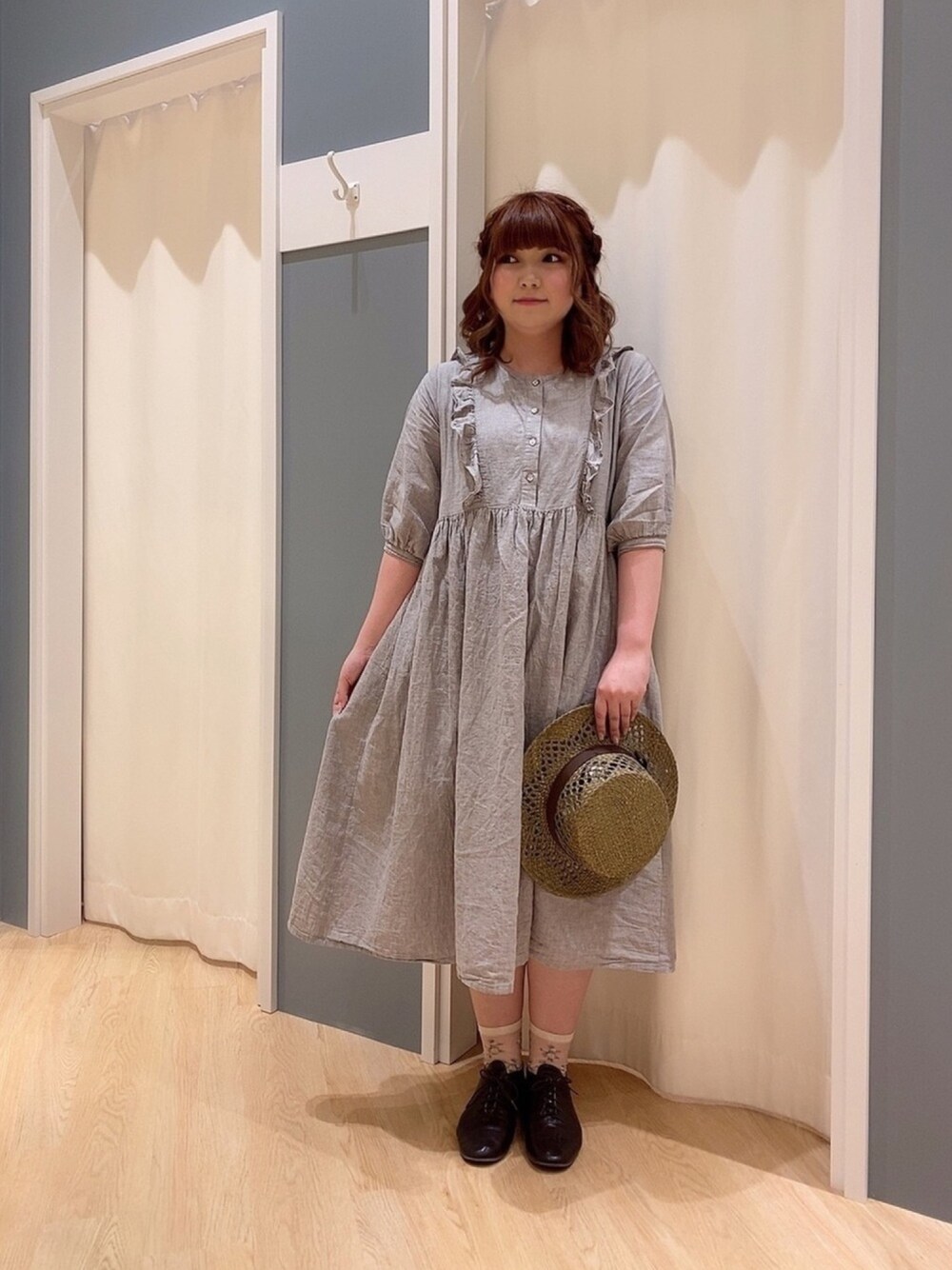 グレー系のワンピース、ブラウン系のドレスシューズ、ブラウン系のハットを着用したレディースの夏コーディネートの1枚目の写真