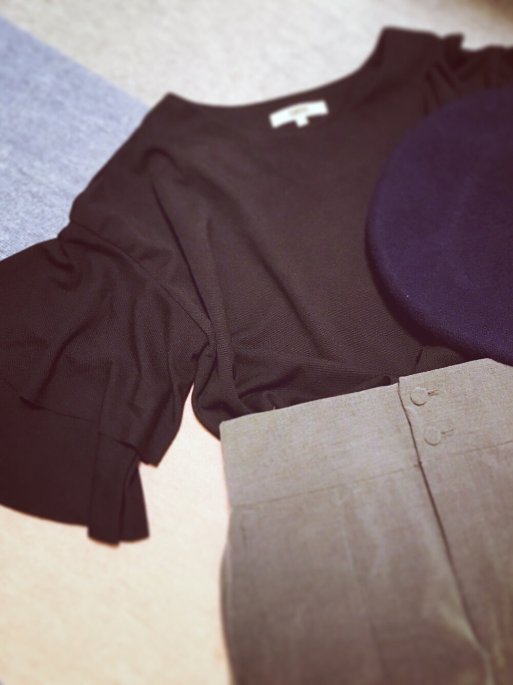 「ROPÉ PICNIC、OZOC」｜「OZOCのフレアフリル袖カットソー（Tシャツ/カットソー、ブラック系）」を使った、TEA.さん（レディース・160cm）の秋コーディネートの1枚目の写真
