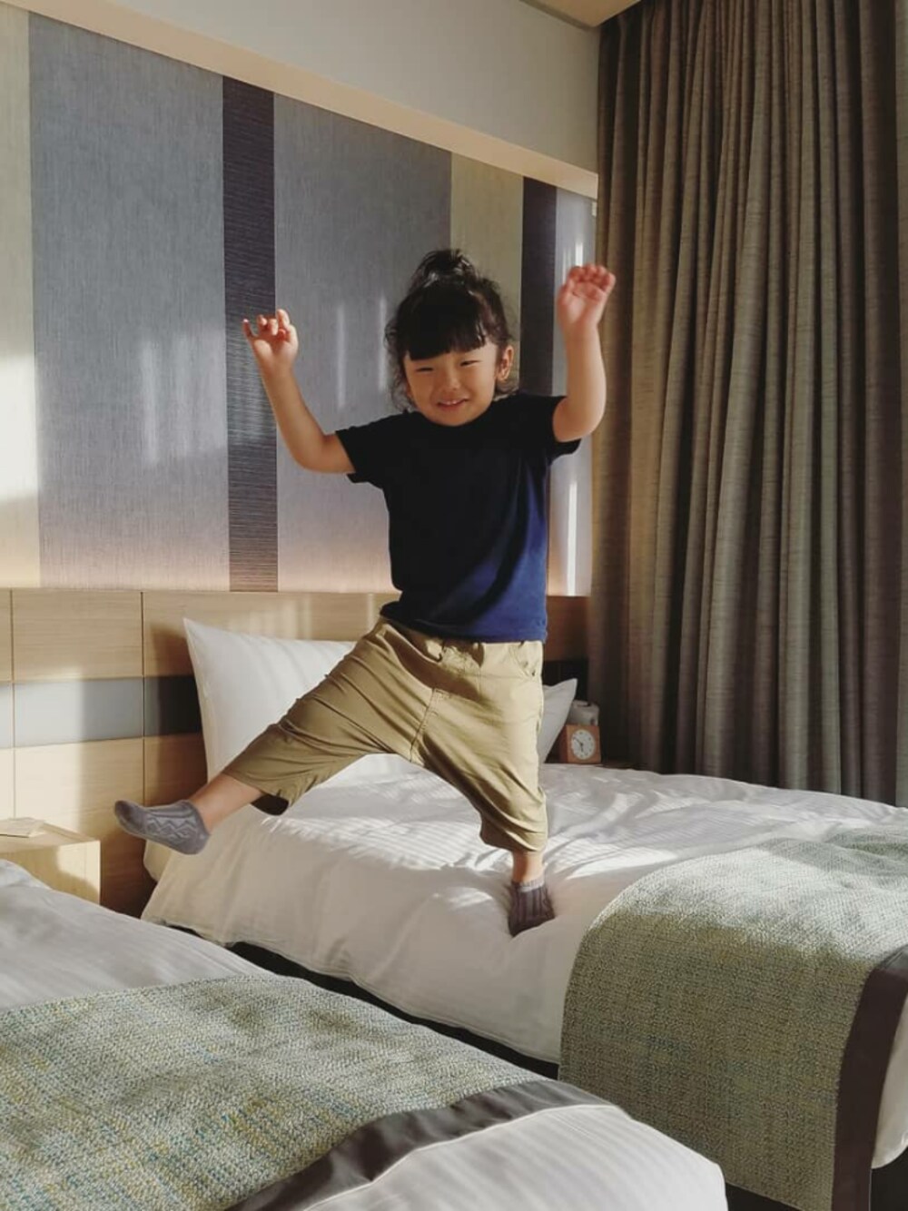 「ハリウッドランチマーケット、HOLLYWOOD RANCH MARKET、グローバルワーク(GLOBAL WORK)、グローバルワーク キッズ、4歳女の子」｜「HOLLYWOOD RANCH MARKETのアイテム（Tシャツ/カットソー、ブルー系）」を使った、mioさん（キッズ・110cm）の春コーディネートの1枚目の写真