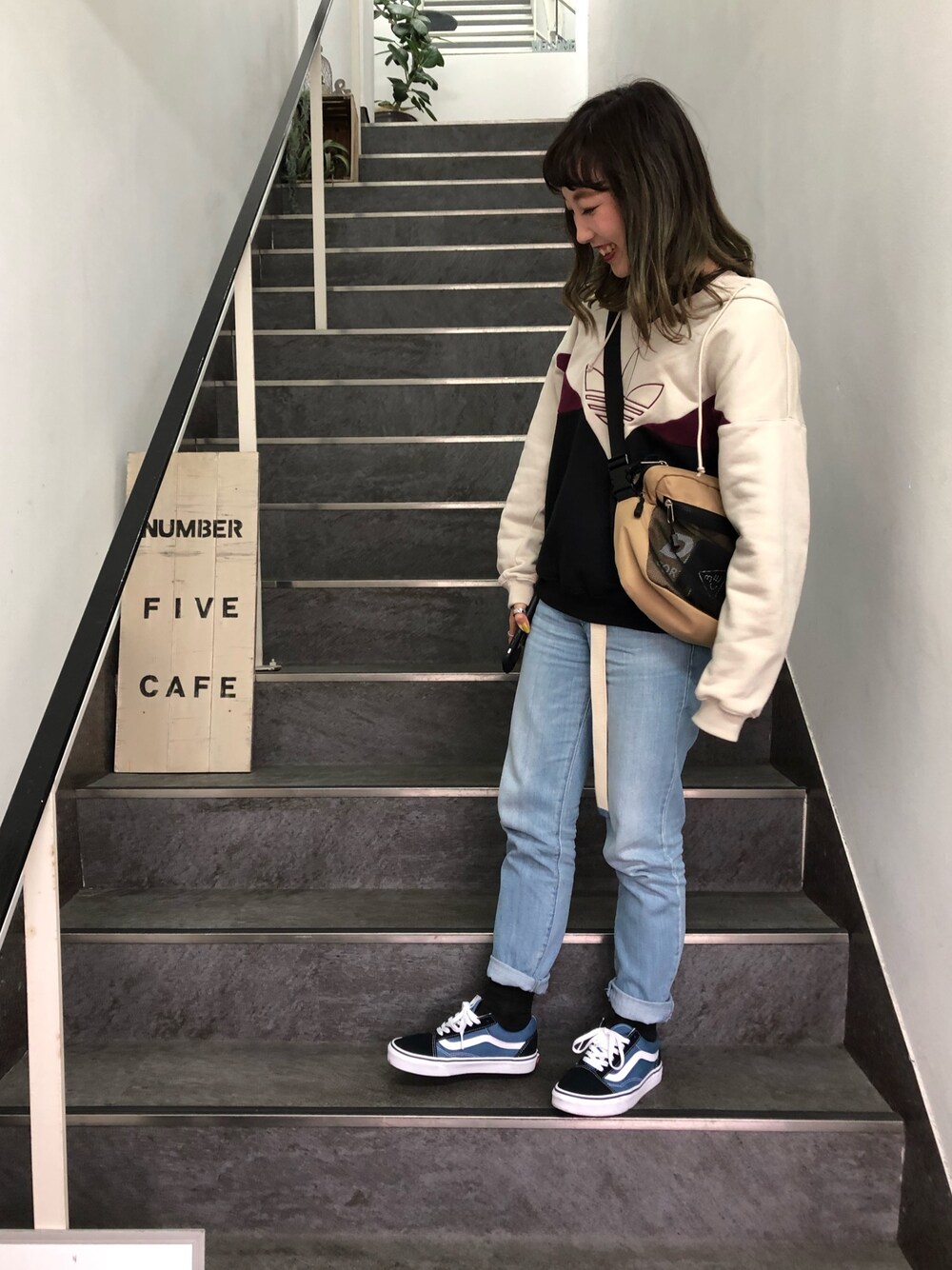 「ゆるコーデ、スニーカーコーデ、いいね、save、フォローお願いします🤑、スポーツミックス、デニム、adidas originals、リーバイス、Levi's、ディッキーズ(Dickies)、ショルダーバッグ」｜「Dickiesの【別注】Dickies/earth2WAYショルダーバック（ショルダーバッグ、ベージュ系）」を使った、やぎみさきさん（レディース・153cm）の冬コーディネートの1枚目の写真