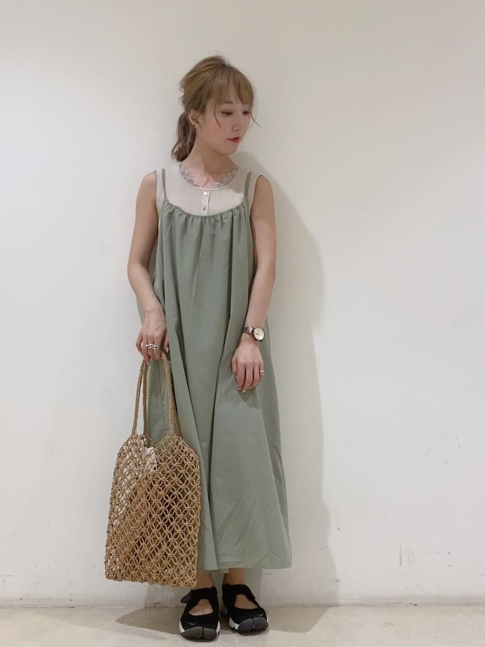「楽チンコーデ、オトナ女子、カジュアルコーデ、サンダルコーデ、スポーツサンダル、エアリフト、ゆるコーデ、スポーツミックス、アースミュージック＆エコロジー、earth music&ecology」｜「earth music&ecologyのリバーシブルキャミワンピース ＊（ワンピース、グリーン系）」を使った、やぎみさきさん（レディース・153cm）の夏コーディネートの1枚目の写真