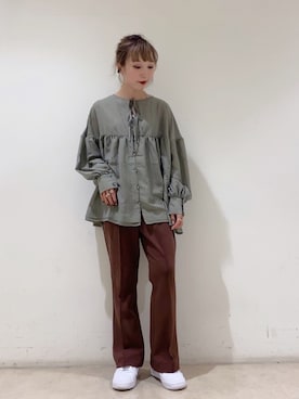 「earth music&ecology（アースミュージックアンドエコロジー）のセンタープレスフレアパンツ ＊（その他パンツ）」を使った、やぎみさきさん（レディース・152cm）の秋コーディネート
