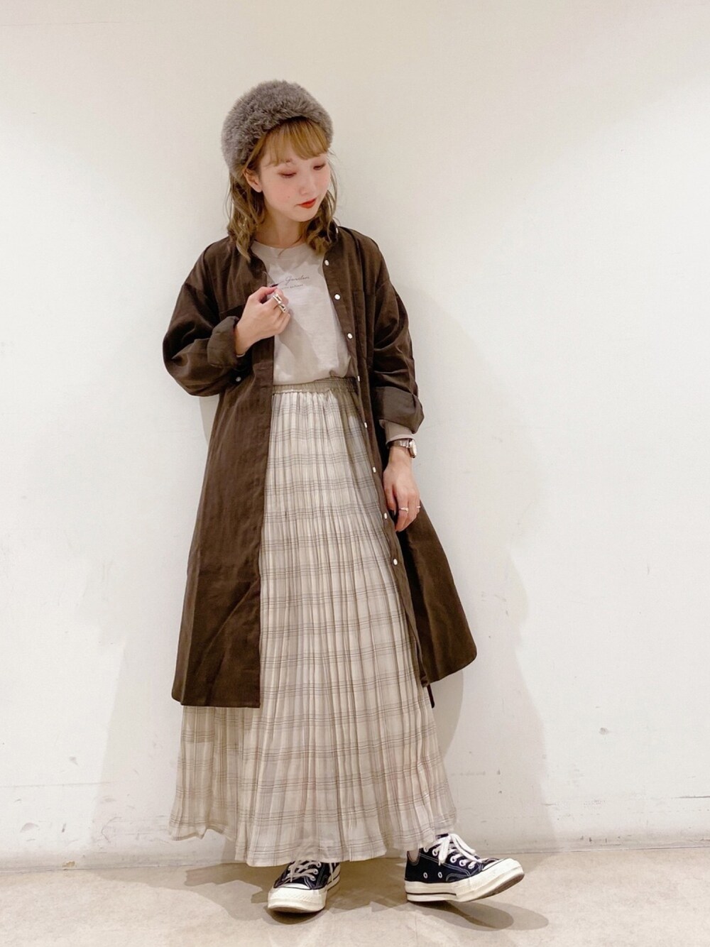 ブラウン系のワンピース、ベージュ系のTシャツ/カットソー、ベージュ系のスカートを着用したレディースの秋コーディネートの1枚目の写真