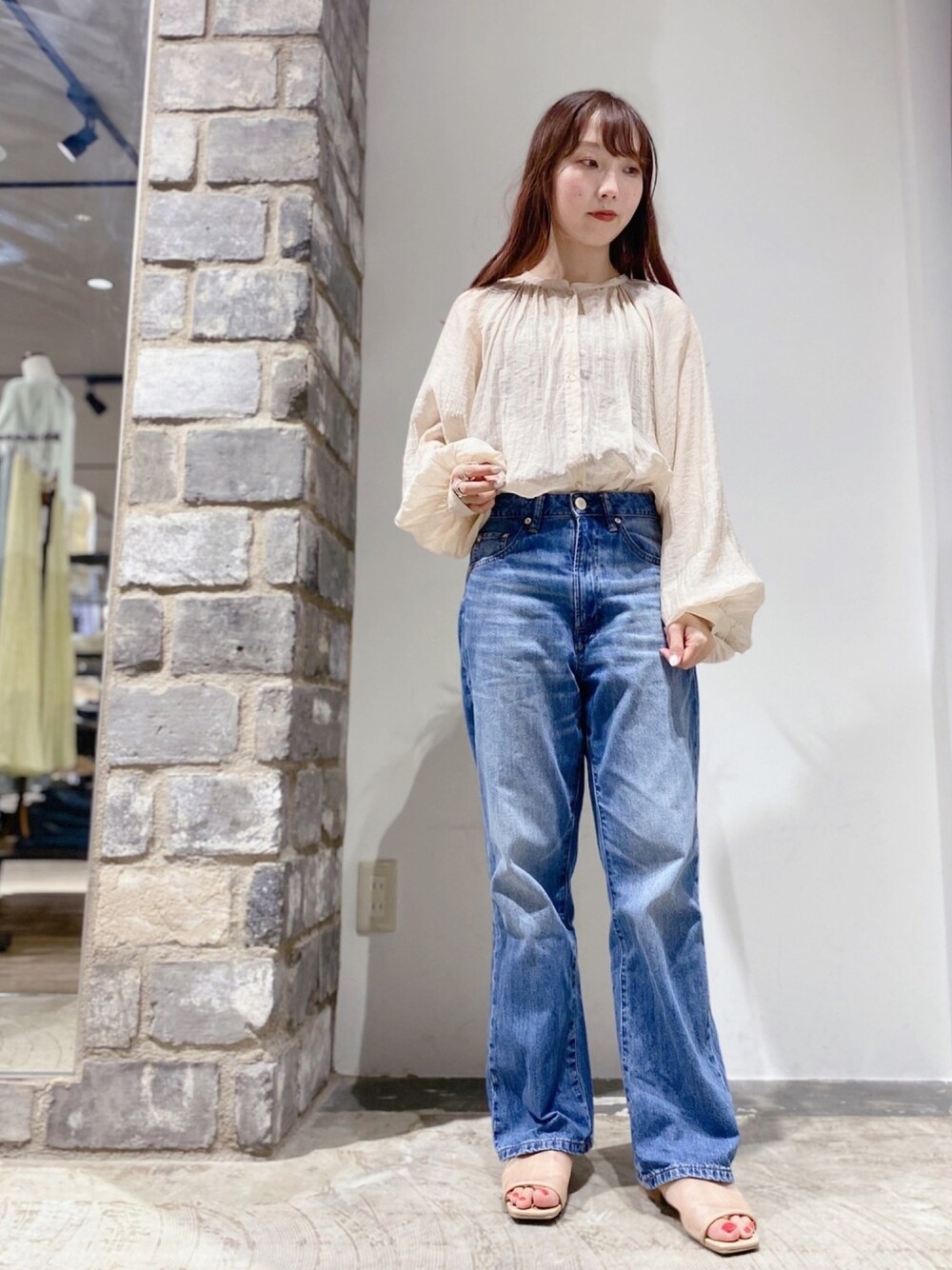 「カジュアル、サンダル、フレアパンツ、シアーシャツ、春夏コーデ、袖ボリューム、シアートップス、AMERICAN HOLIC、アメリカンホリック、シア―ブラウス」｜「AMERICAN HOLICのシアードルマンギャザーブラウス（シャツ/ブラウス、ベージュ系）」を使った、やぎみさきさん（レディース・152cm）の春コーディネートの1枚目の写真
