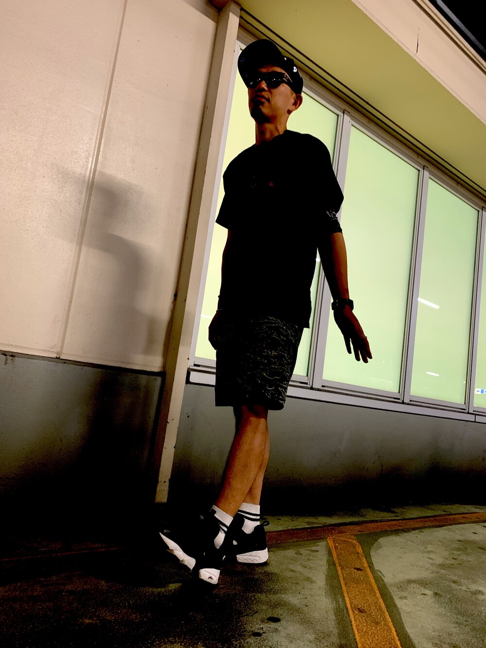 「ハーフパンツ」｜「Reebokのアイテム（スニーカー、ブラック系）」を使った、BEMさん（メンズ・172cm）の秋コーディネートの1枚目の写真