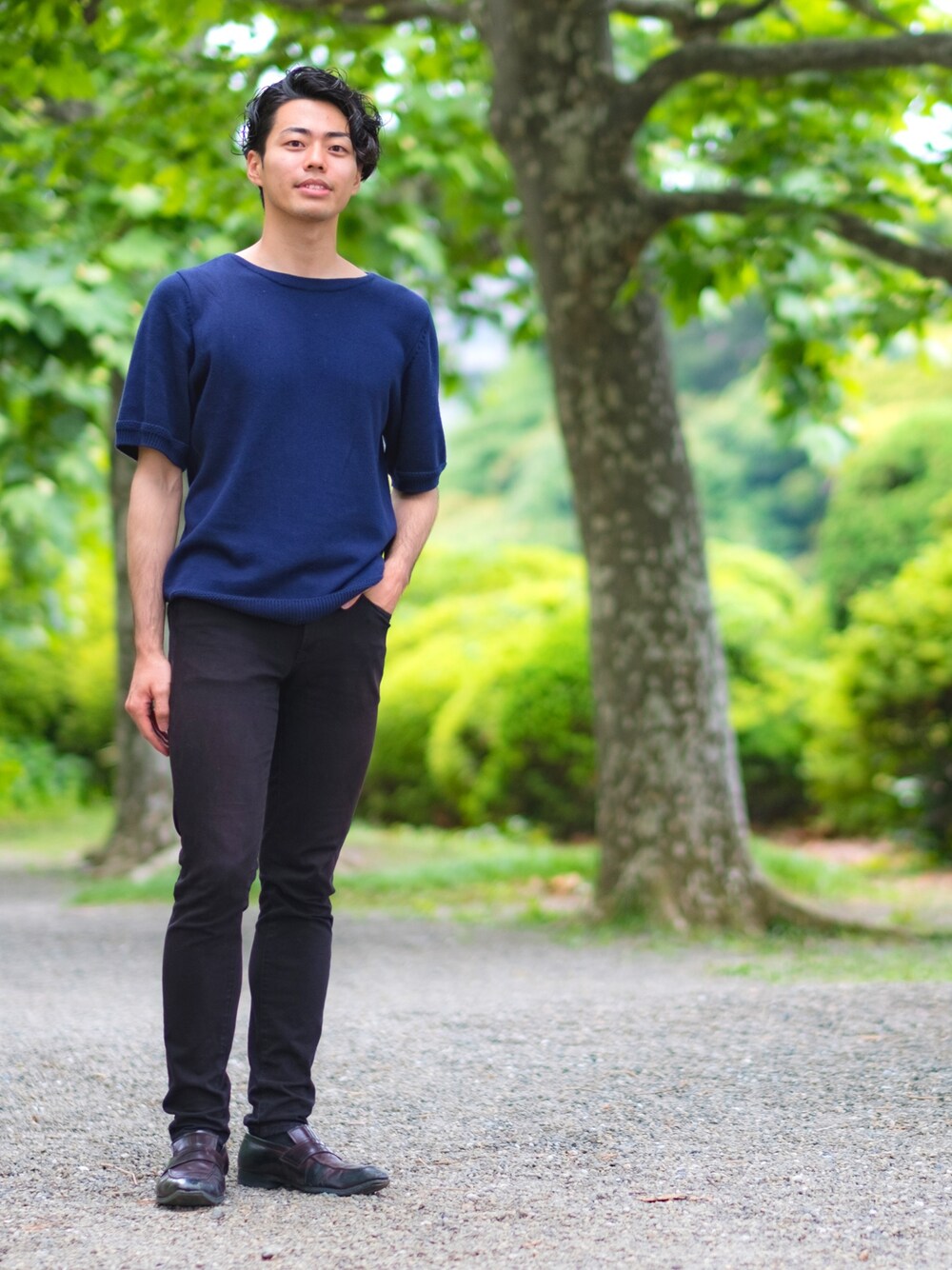 「カジュアル、ユニクロ、プチプラ、シルエット、青×黒、カジュアルコーデ、黒スキニー、ゆるコーデ、青ニット、ユニクロコーデ」｜「UNIQLOのストレッチセルビッジスキニーフィットジーンズ＋EC（デニムパンツ、ブラック系）」を使った、Senさん（メンズ・176cm）の春コーディネートの1枚目の写真