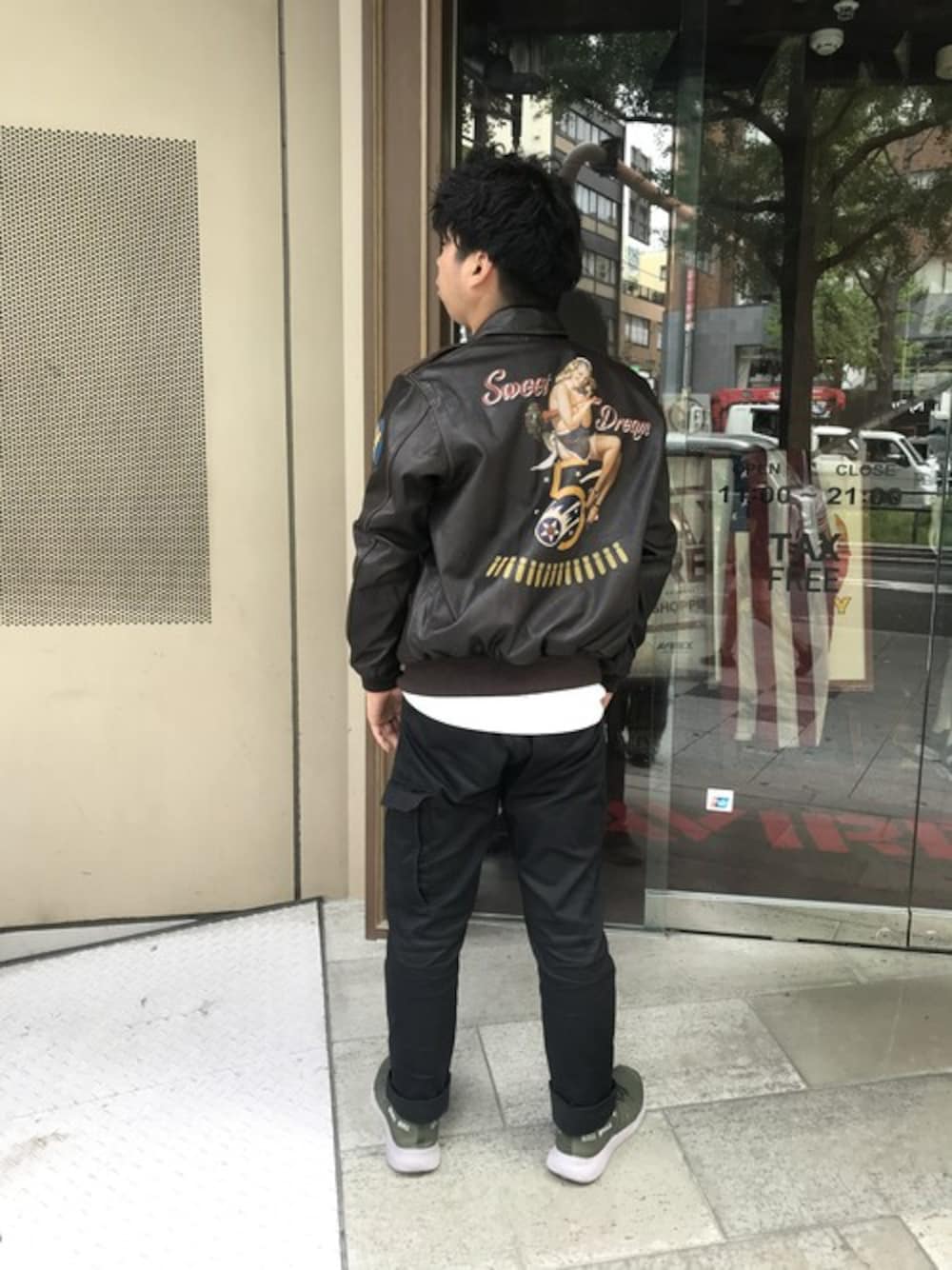 「ミリタリー、レザージャケット、AVIREX、フライトジャケット、A-2、ペイント、ootd、ミリタリースタイル、南、AVIREX心斎橋」｜「AVIREXのA-2 スイートドリーム/A-2 Sweet Dream（ミリタリージャケット、ブラウン系）」を使った、南慎也さん（メンズ・166cm）の夏コーディネートの1枚目の写真