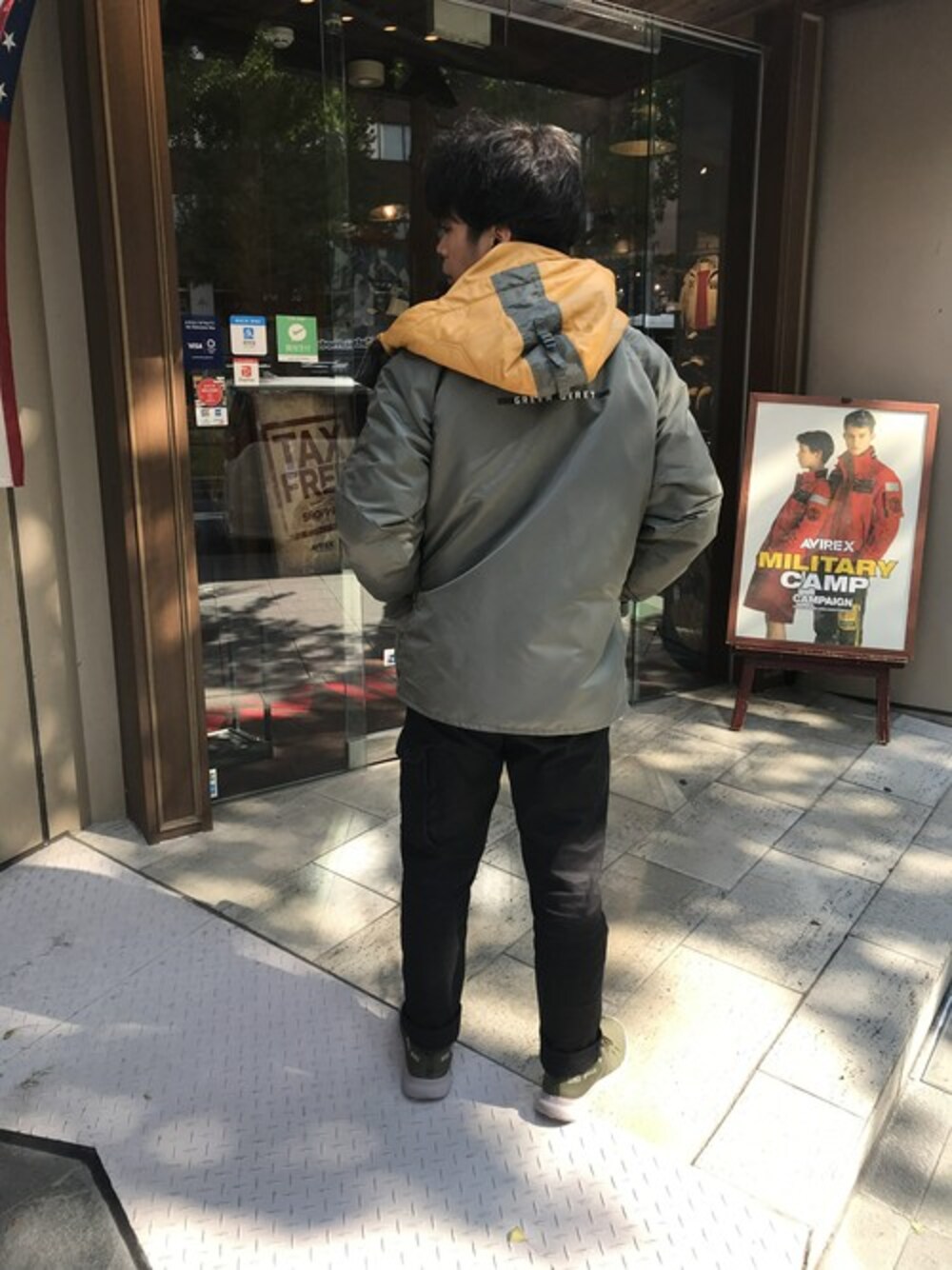「ミリタリー、AVIREX、フライトジャケット、カーゴパンツ、ミリタリージャケット、新作、ootd、みなみ、AVIREX心斎橋、MILITARYCAMP」｜「AVIREXのショートN-3B リモデル/SHORT N-3B REMODEL（ミリタリージャケット、グリーン系）」を使った、南慎也さん（メンズ・166cm）の夏コーディネートの1枚目の写真
