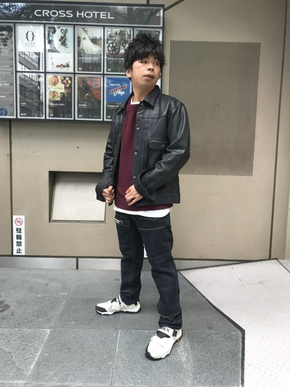 「ニット、レザー、AVIREX、デニムパンツ、ootd、みなみ、フォローミー、アキコーデ、いいね、save、フォローお願いします🤑、AVIREX心斎橋」｜「AVIREXのSLEEVE POCKET MILITA（ニット/セーター、レッド系）」を使った、南慎也さん（メンズ・166cm）の秋コーディネートの1枚目の写真