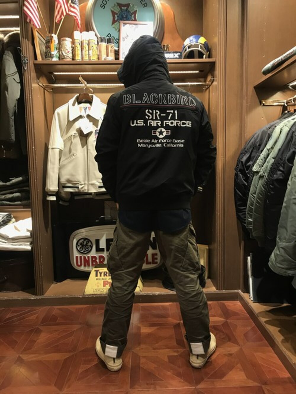 「ミリタリー、AVIREX、カーゴパンツ、新作、フォローミー、予約受付中、blackbird、いいね、save、フォローお願いします🤑、南、AVIREX心斎橋」｜「AVIREXのブラックバード スタンドジップ ジャケット/BLACK BIRD STAND ZIP JACKET/AVIREX/アヴィレックス（ミリタリージャケット、ブラック系）」を使った、南慎也さん（メンズ・166cm）の冬コーディネートの1枚目の写真