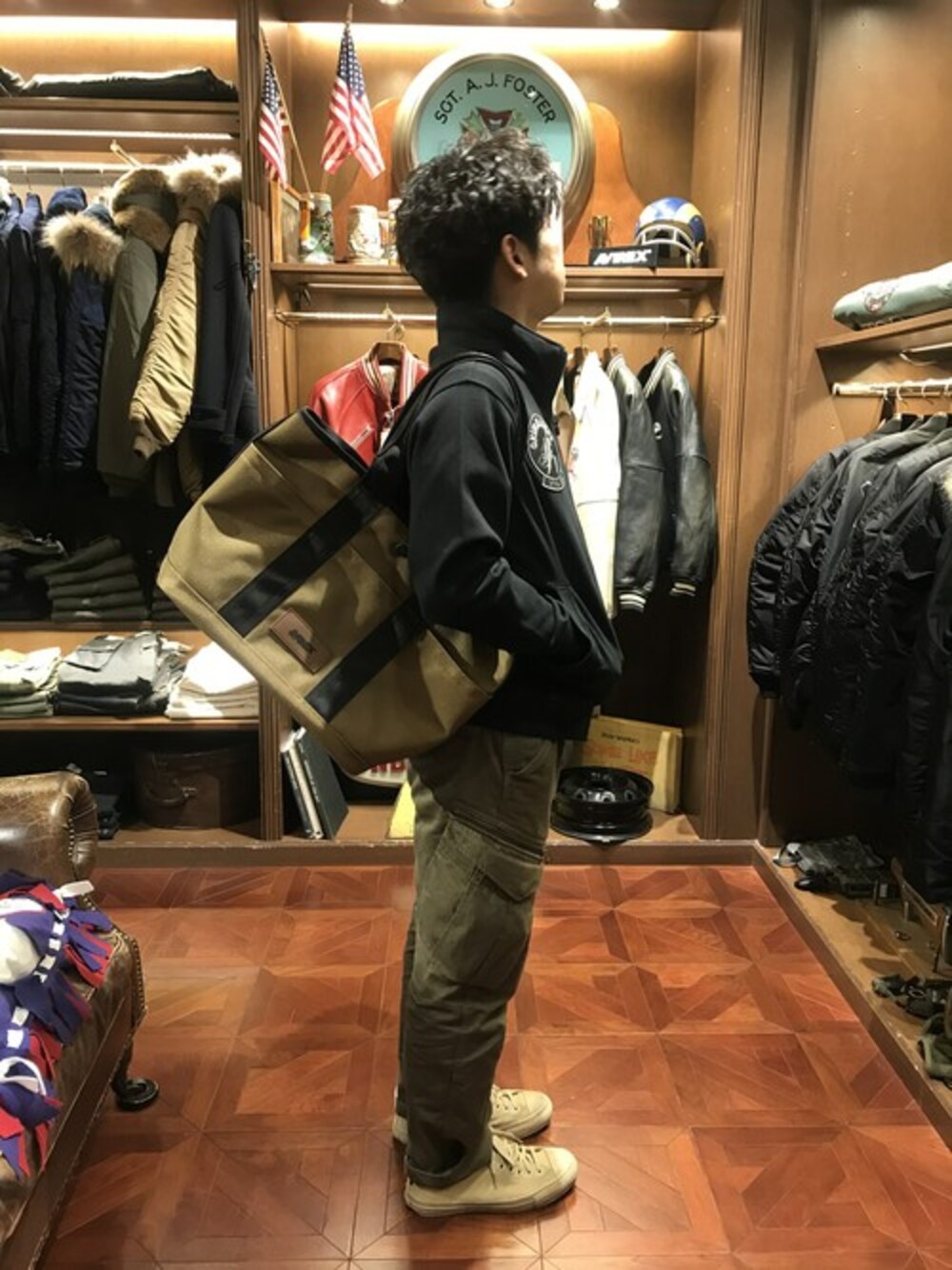 「スウェット、スニーカー、トートバッグ、ミリタリー、カジュアル、AVIREX、カーゴパンツ、ラフ、カジュアルコーデ、AVIREX心斎橋」｜「AVIREXのスタンドジップスウェット VFA-101/STAND ZIP SWEAT VFA-101（スウェット、ブラック系）」を使った、南慎也さん（メンズ・166cm）の冬コーディネートの1枚目の写真