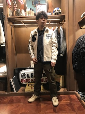 「AVIREX（アヴィレックス）のアイテム（ミリタリージャケット）」を使った、南慎也さん（メンズ・166cm）の冬コーディネート