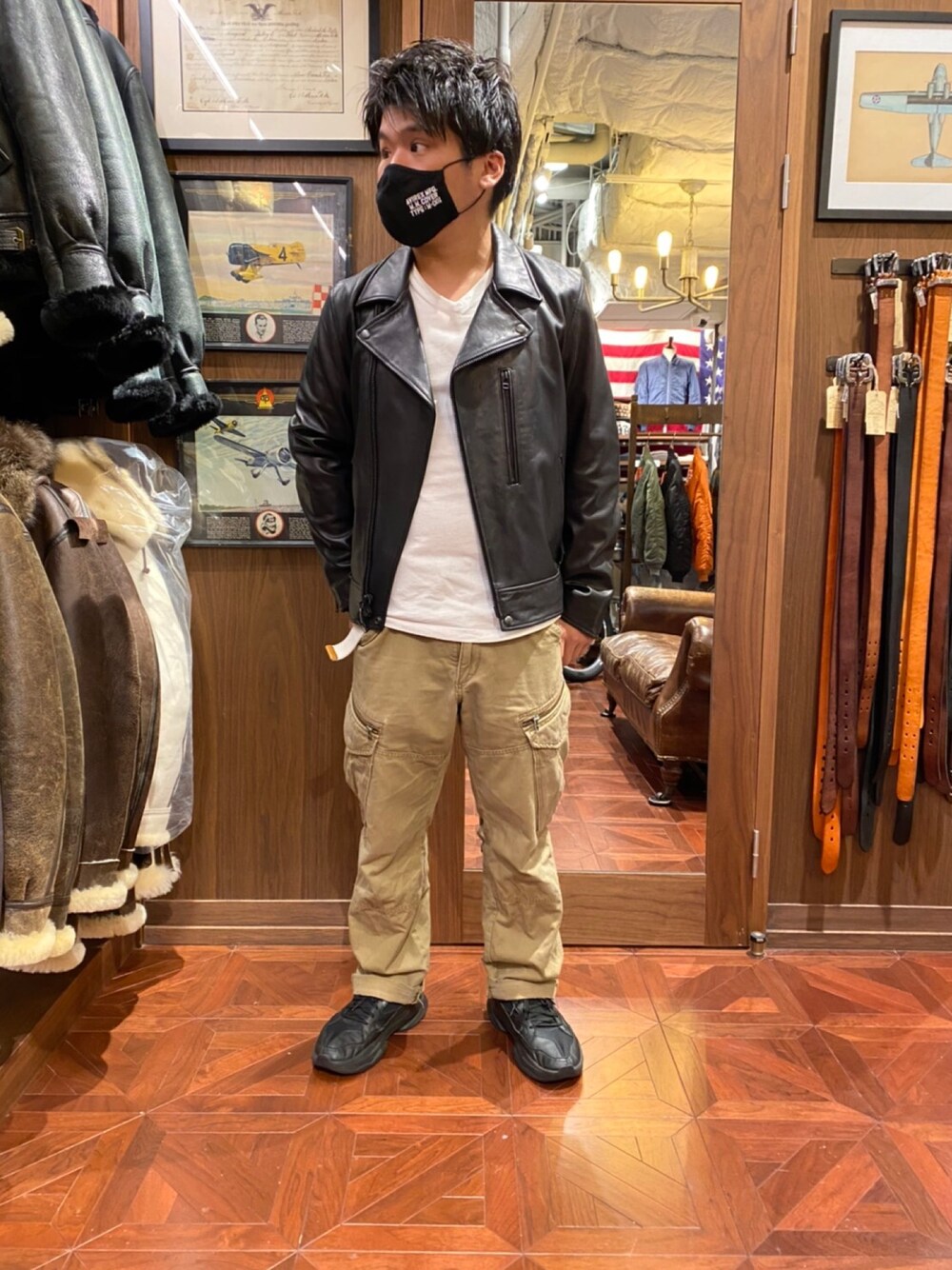 「レザージャケット、ライダース、AVIREX、カーゴパンツ、大人コーデ、カジュアルコーデ、秋コーデ、AVIREXBelle、AVIREX心斎橋、ファッションの力を信じよう」｜「AVIREXのダブルブレスト ライダースジャケット/DOUBLE BREST RIDERS JACKET（ライダースジャケット、ブラック系）」を使った、南慎也さん（メンズ・166cm）の秋コーディネートの1枚目の写真