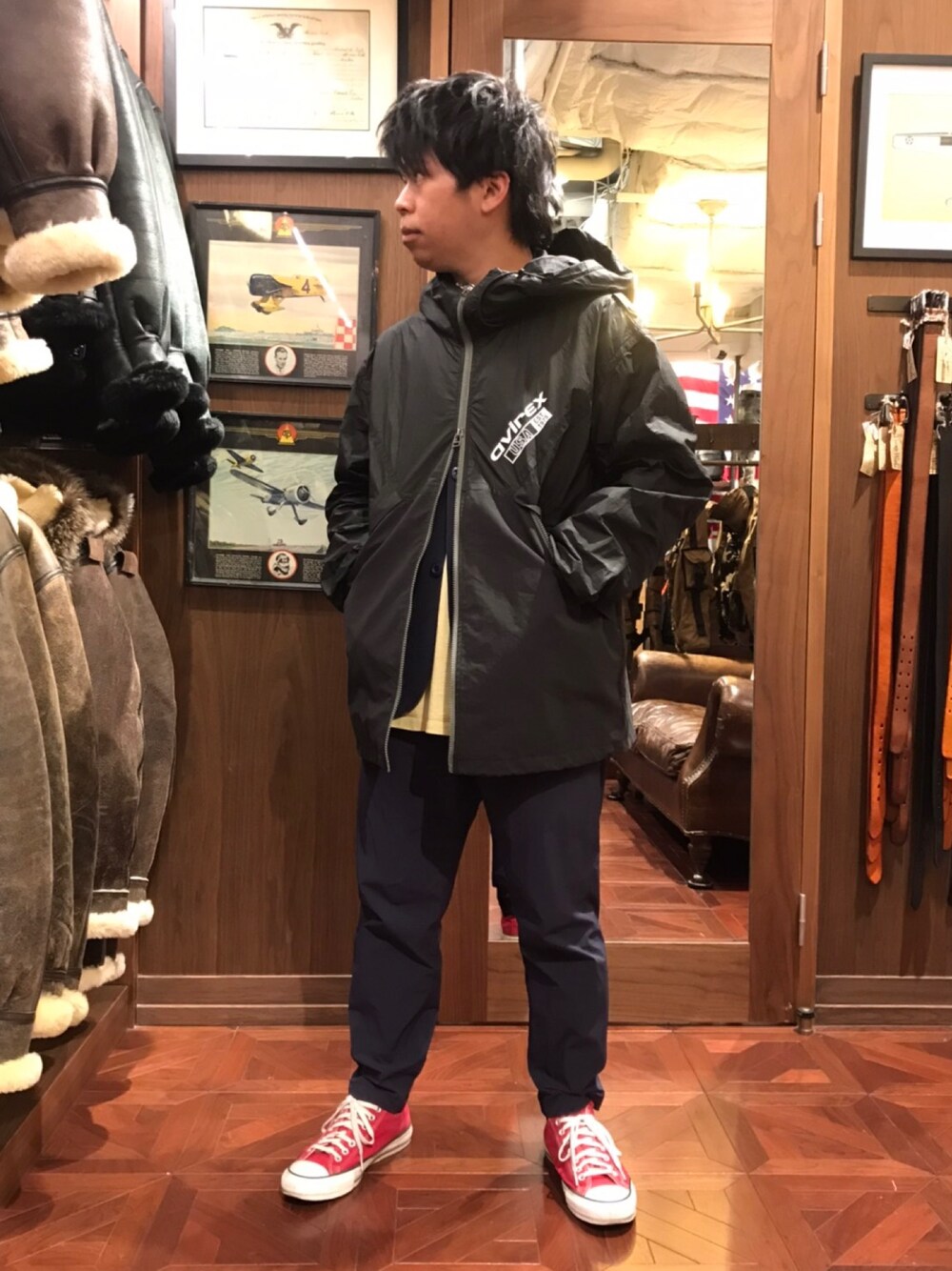 「スニーカー、セットアップ、AVIREX、ストレッチパンツ、休日スタイル、低身長、はるコーデ、AVIREXBelle、AVIREX心斎橋、ファッションの力を信じよう」｜「AVIREXのビッグ フーディー ジャケット/BIG HOODIE JACKET（ブルゾン、ホワイト系）」を使った、南慎也さん（メンズ・166cm）の冬コーディネートの1枚目の写真