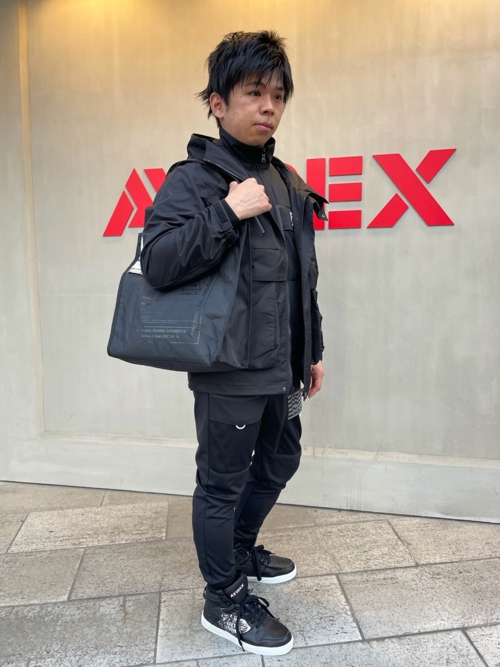 「ブラック、AVIREX、黒、オールブラック、ラフ、PDW、おしゃれさんと繋がりたい、AVIREXBelle、AVIREX心斎橋、ファッションの力を信じよう」｜「AVIREXの【PDW】ベンチレーション システム コンバットパーカー/VENTIRATION SYSTEM COMBAT PARKA（ブルゾン、ブラック系）」を使った、南慎也さん（メンズ・166cm）の春コーディネートの1枚目の写真