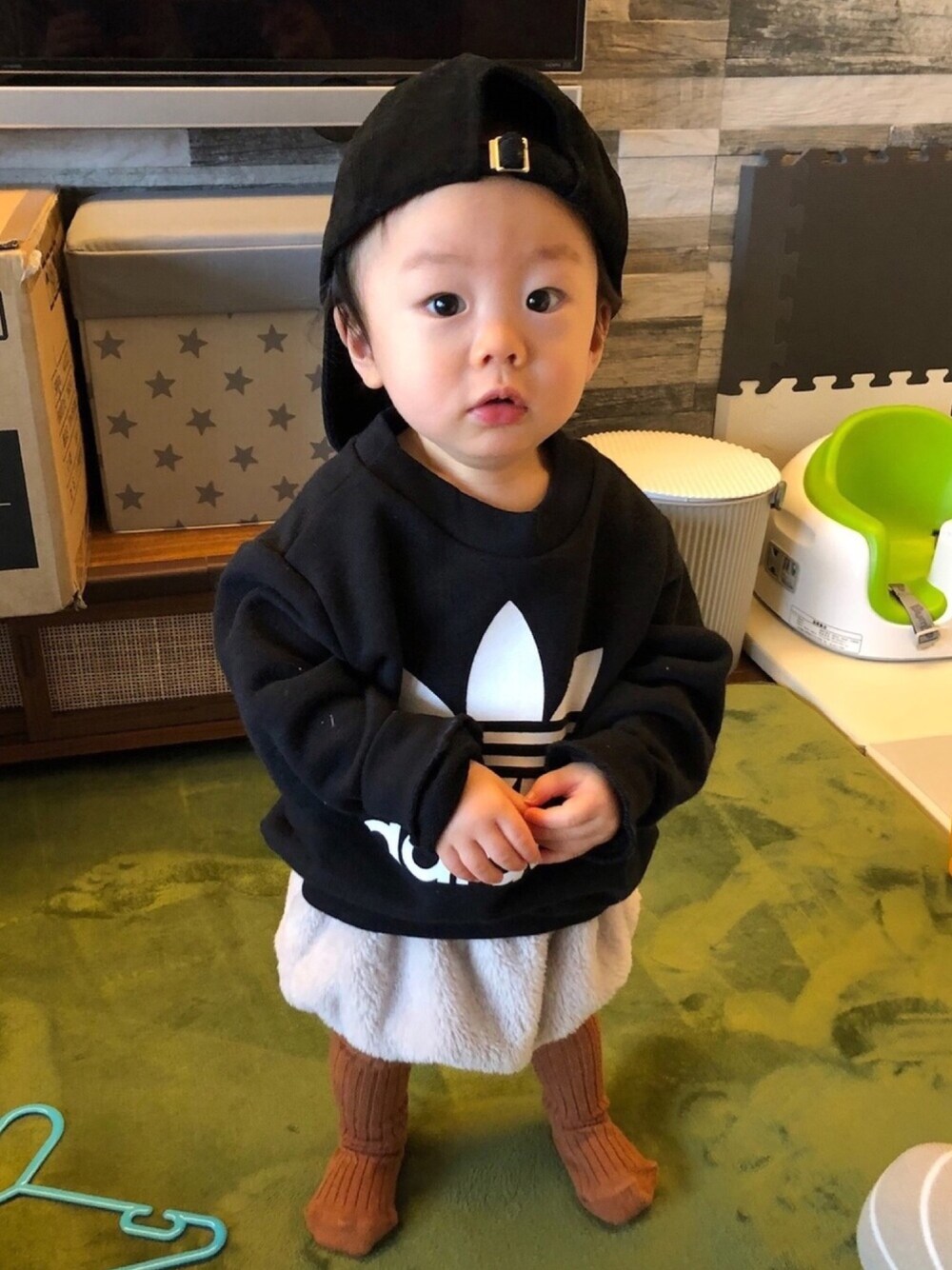 「アディダスオリジナルス、韓国子供服、コーデュロイキャップ、リブタイツ、振り返りコーデ、2018秋冬」｜「adidas Originalsのアイテム（スウェット、ブラック系）」を使った、shunnosukeさん（キッズ・70cm）の春コーディネートの1枚目の写真
