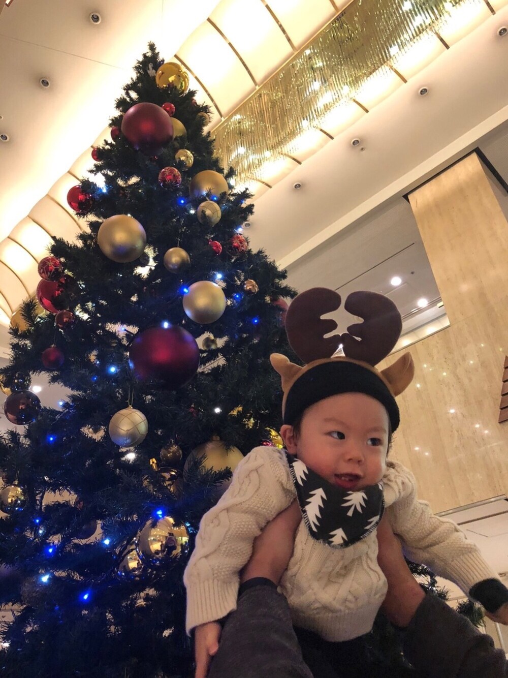 「キッズファッション、クリスマスコーデ、2018.12、振り返りシリーズ」｜「GAPのケーブルニット セーター（ニット/セーター、ホワイト系）」を使った、shunnosukeさん（キッズ・70cm）の春コーディネートの1枚目の写真